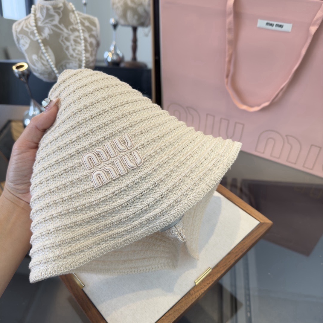 Панама женская в стиле Miu Miu из вязаного текстиля бежевого цвета