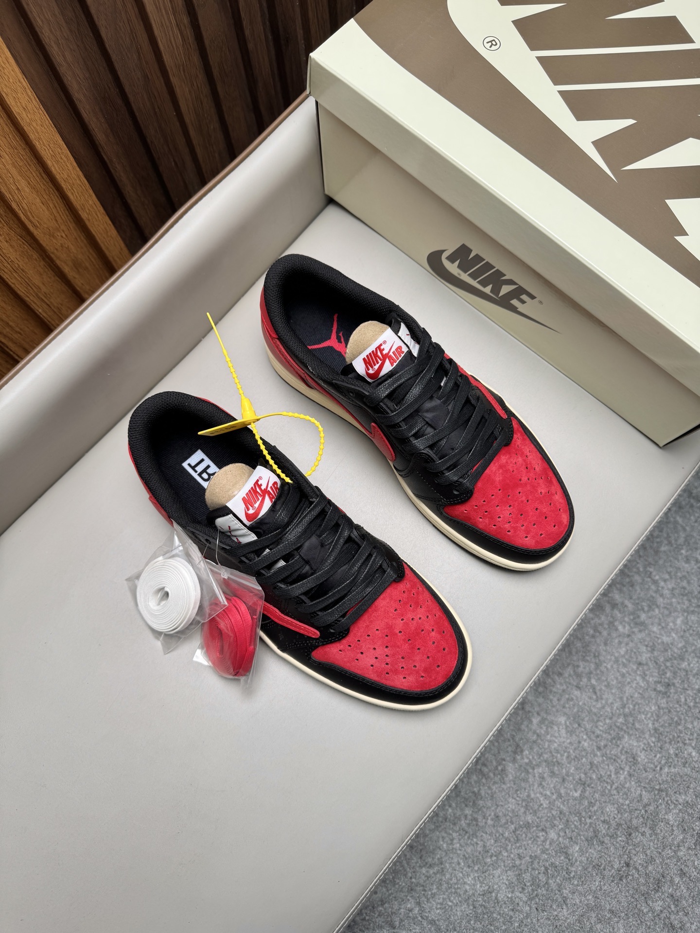 Кроссовки унисекс в стиле Travis Scott x Air Jordan 1 Low чёрно-красного цвета
