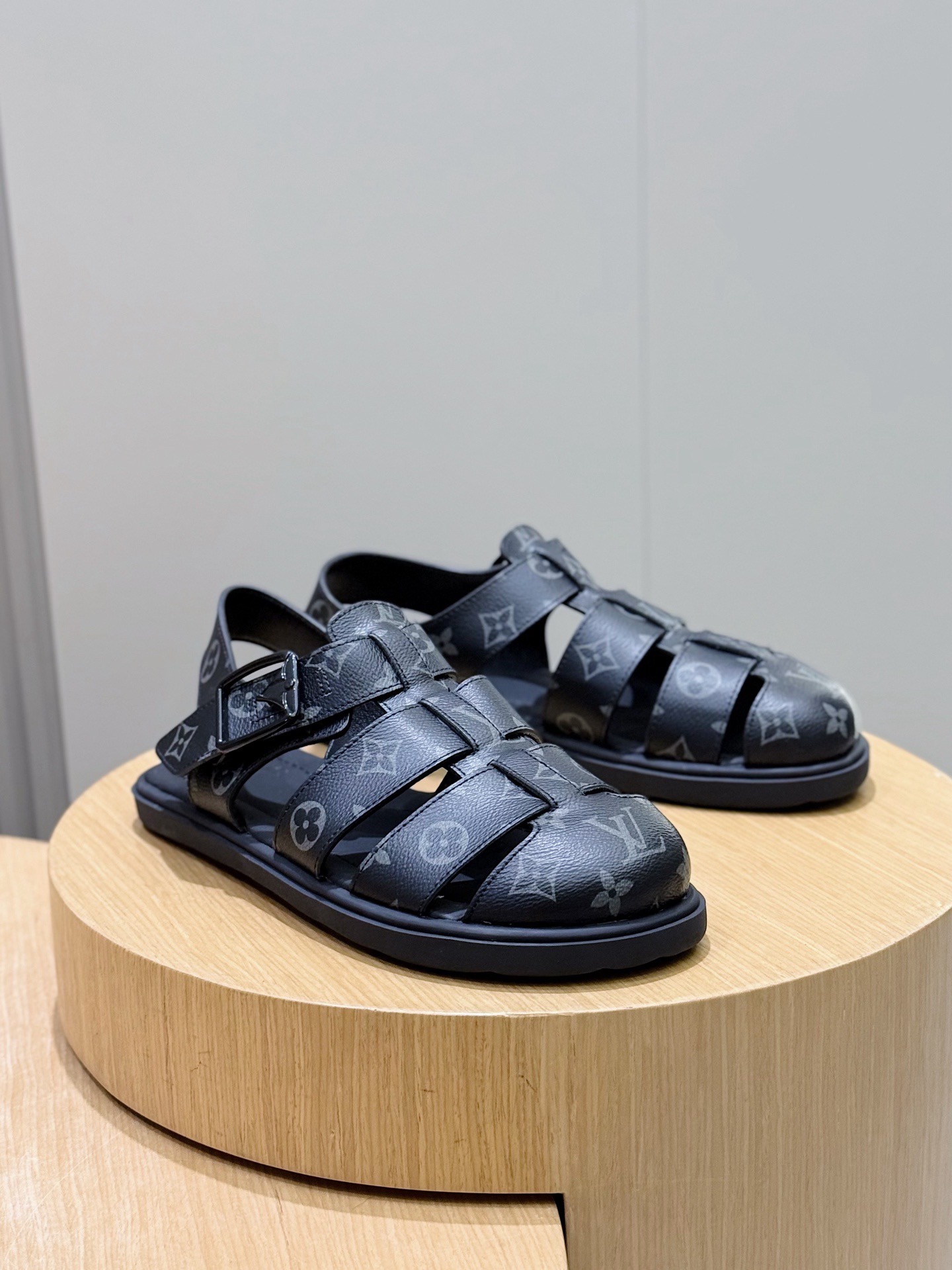 Сандалии мужские Louis Vuitton с монограммой чёрного цвета