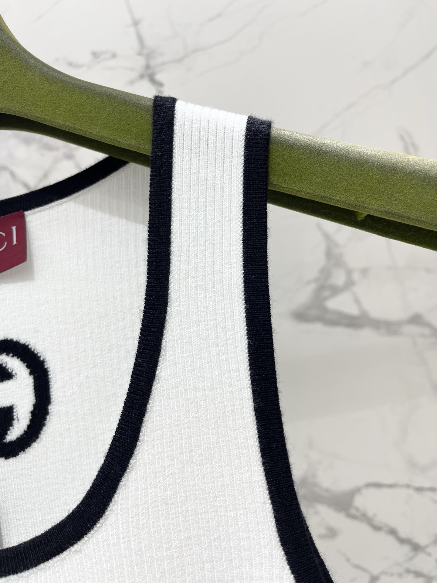 Топ женский в стиле Gucci трикотажный с вышивкой GG на бретелях белого цвета