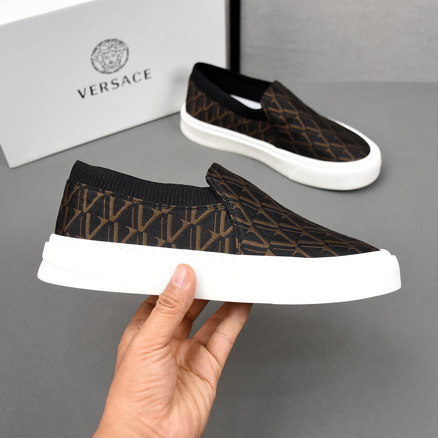 Слипоны мужские в стиле Versace с геометрическим узором чёрного цвета