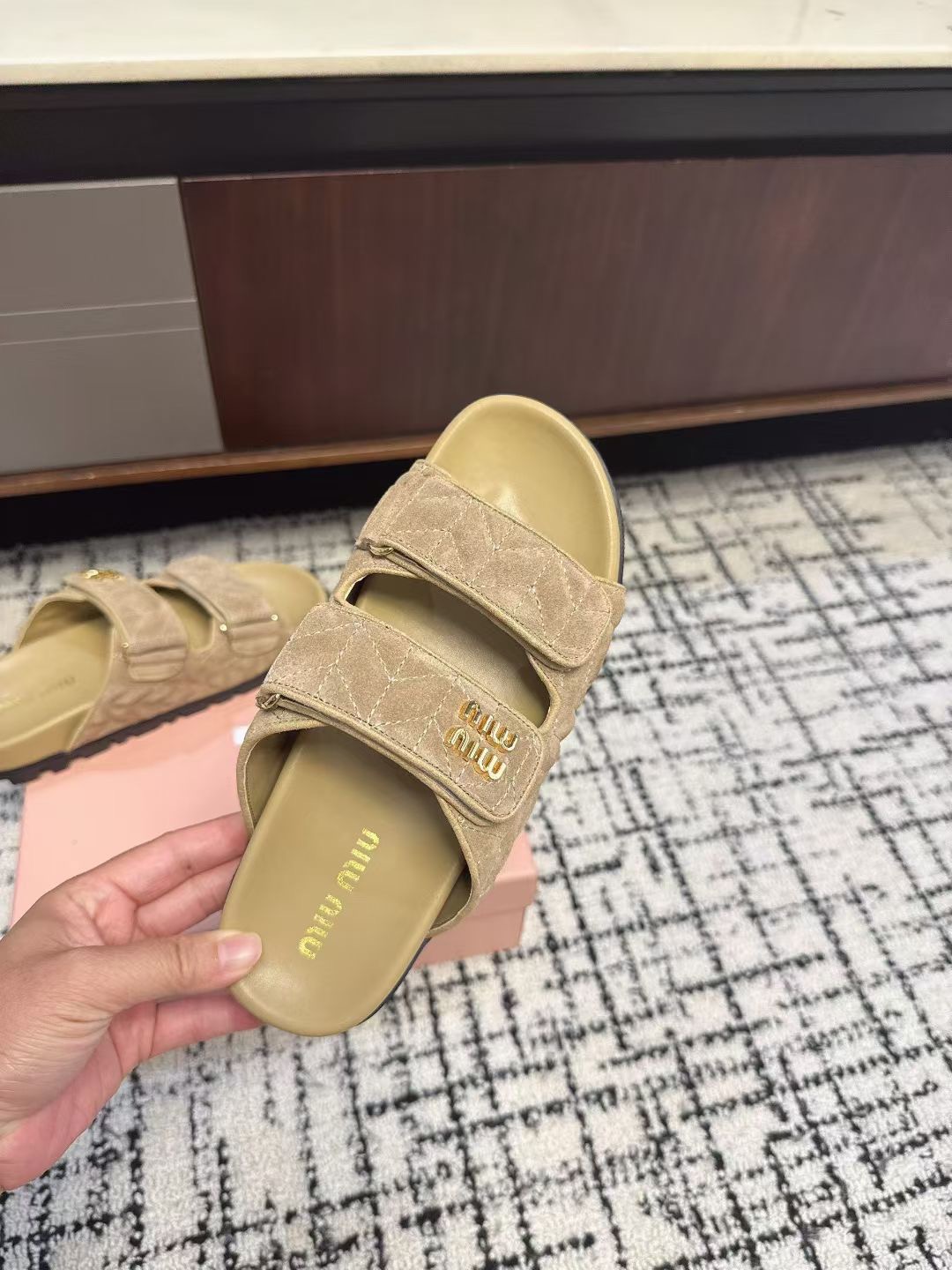 Шлёпанцы женские в стиле Miu Miu бежевого цвета