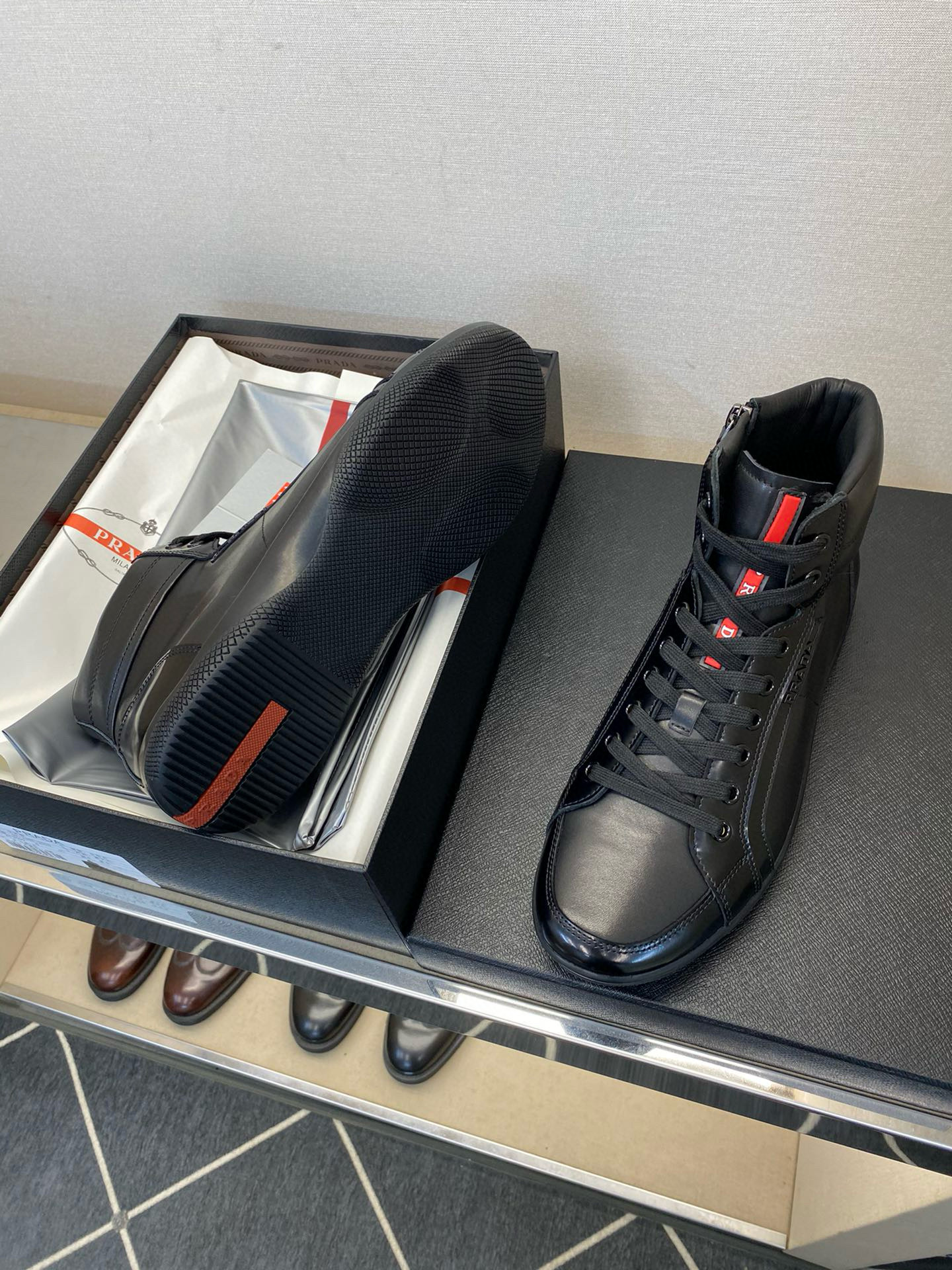 Кроссовки мужские Prada из натуральной кожи черного цвета с красными акцентами