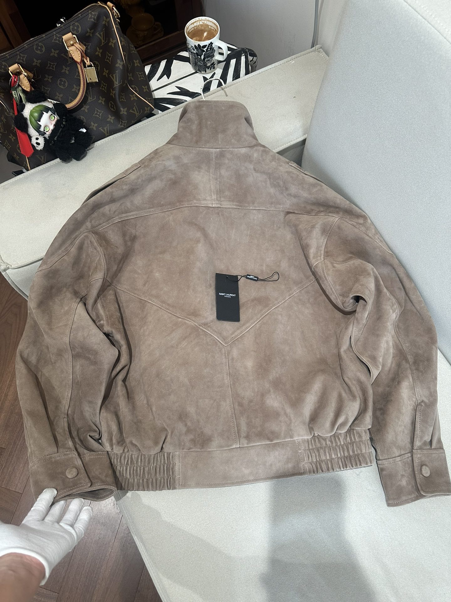 Куртка женская в стиле Saint Laurent из натуральной замши бежевого цвета укороченная с косой застёжкой