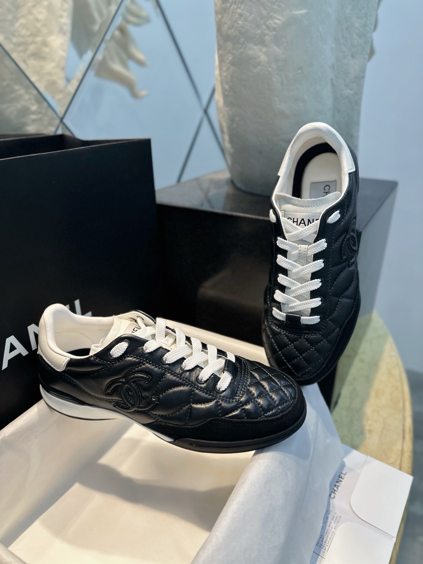 Кроссовки Chanel черного цвета с белыми вставками