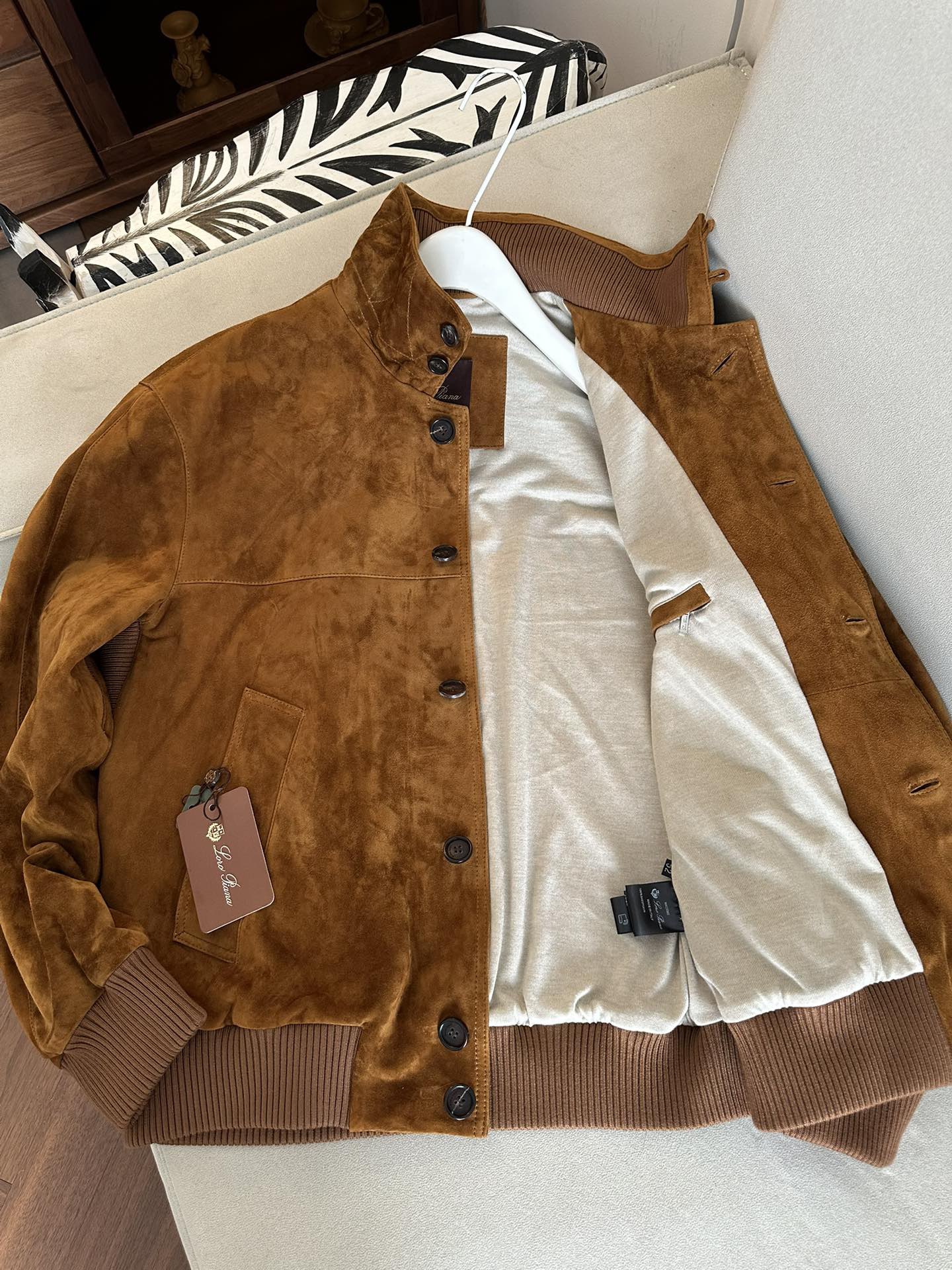 Куртка женская в стиле Loro Piana из натуральной замши коричневого цвета с воротником-стойкой