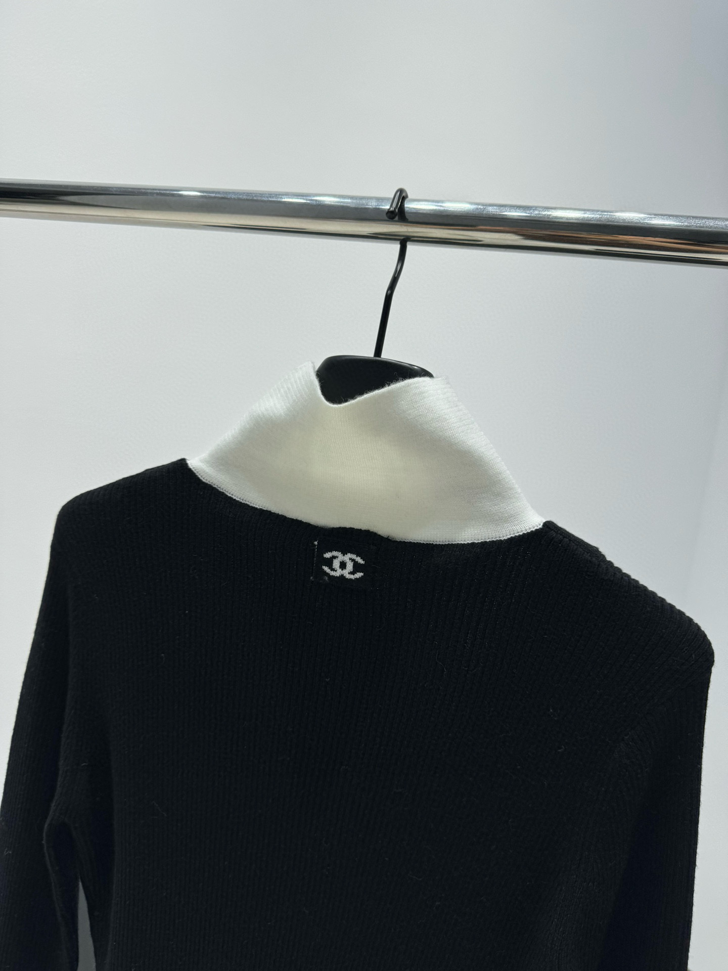 Свитер женский в стиле Chanel Coco Neige из шерстяного трикотажа чёрного цвета с контрастной вставкой