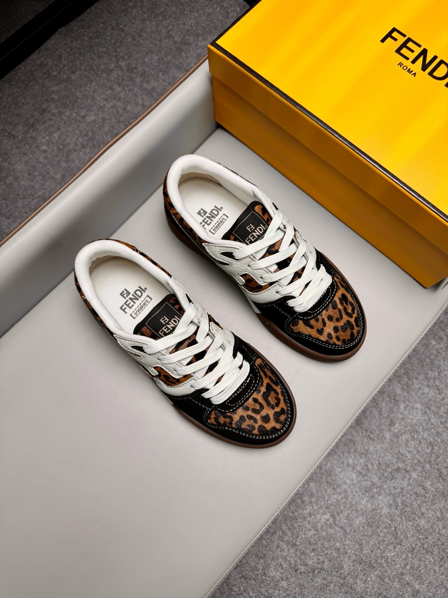 Кроссовки унисекс в стиле Fendi Match коричневого цвета