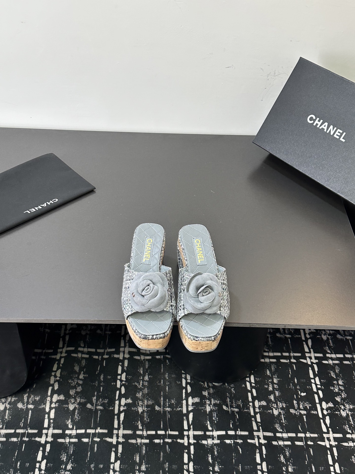 Мюли женские в стиле Chanel с цветком камелии голубого цвета