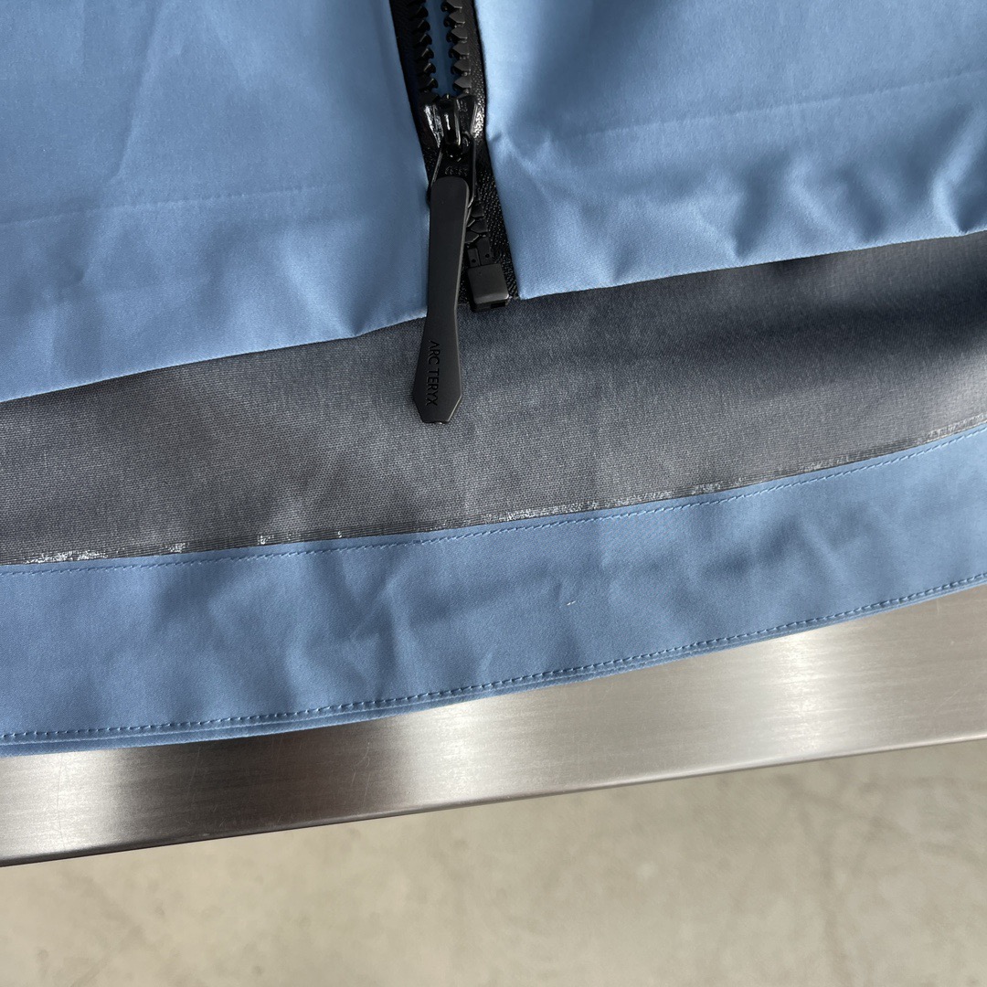 Куртка унисекс в стиле Arc'teryx Alpha SV с капюшоном голубого цвета