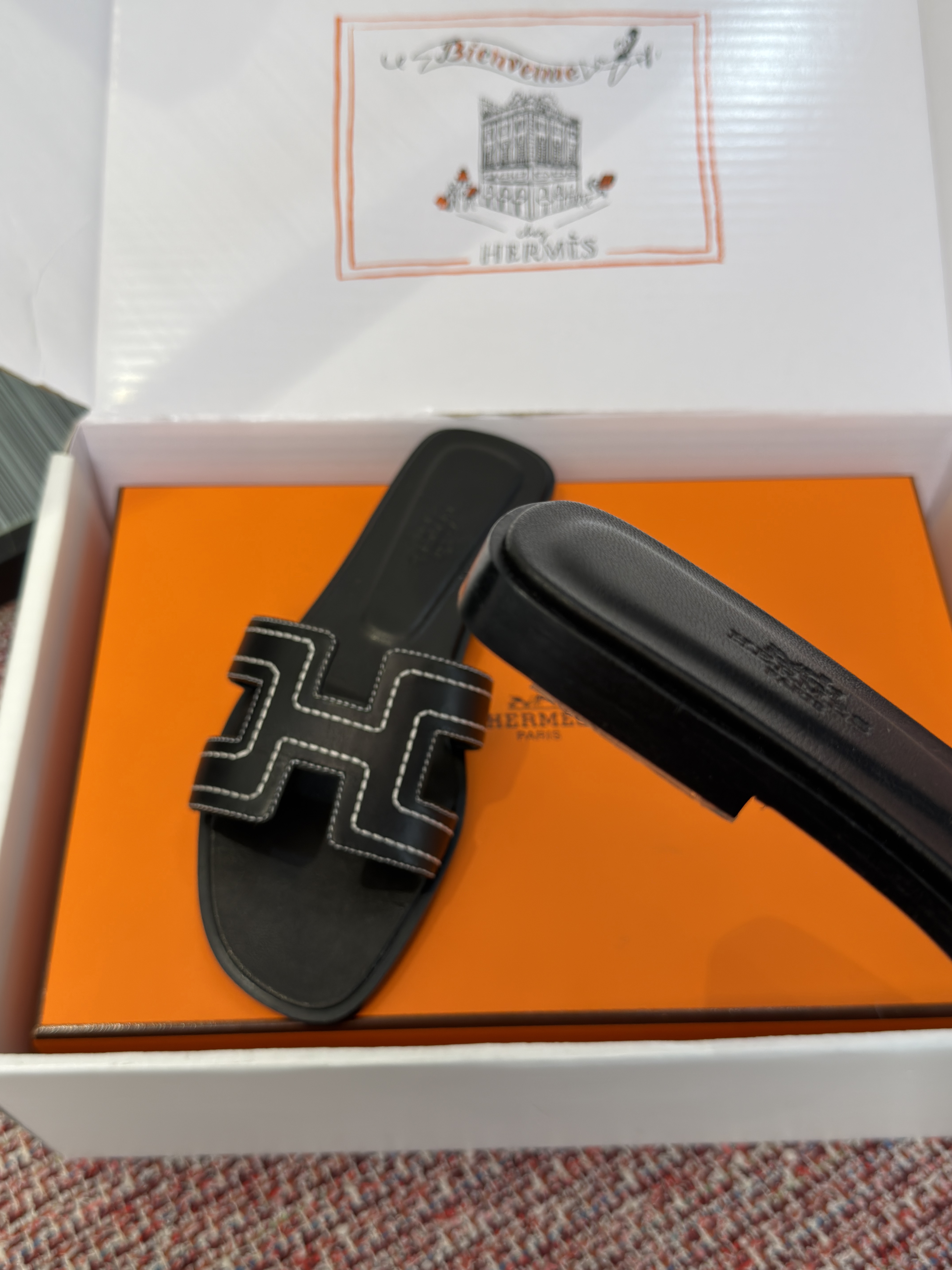 Шлёпанцы женские в стиле Hermès Oran чёрного цвета