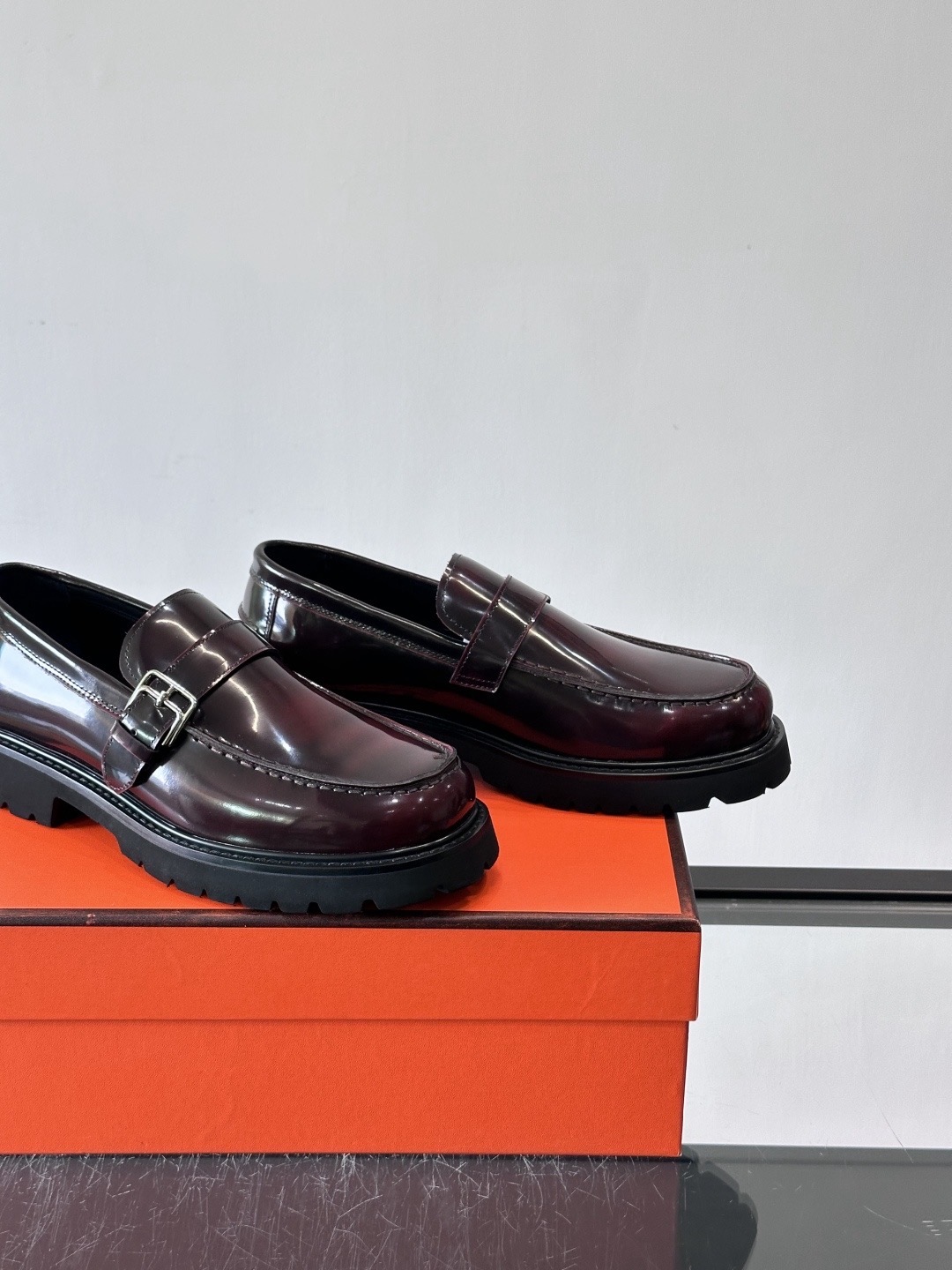 Лоферы мужские в стиле Hermes из лакированной кожи бордового цвета