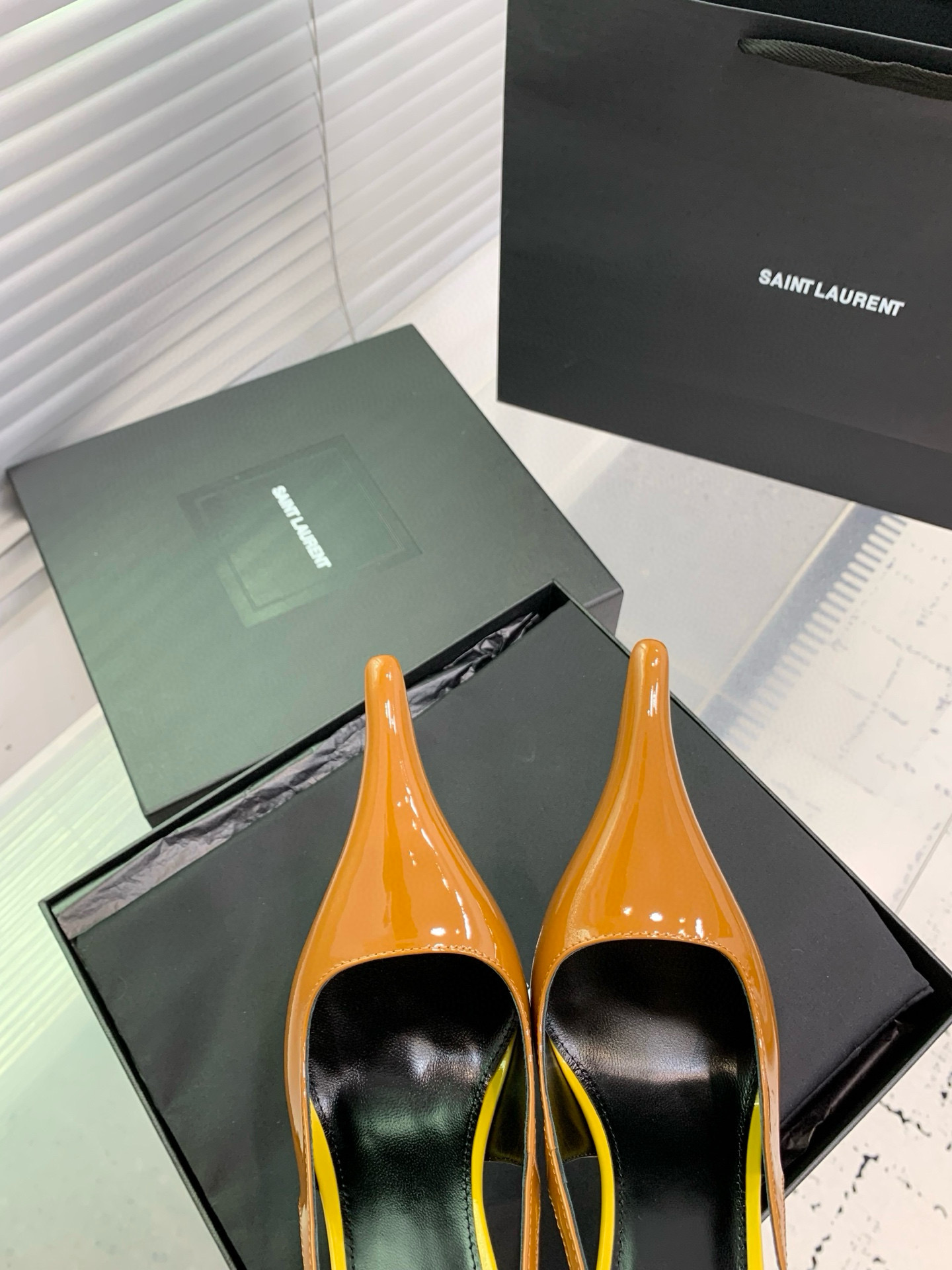 Туфли женские Saint Laurent slingback карамельно-коричневого цвета