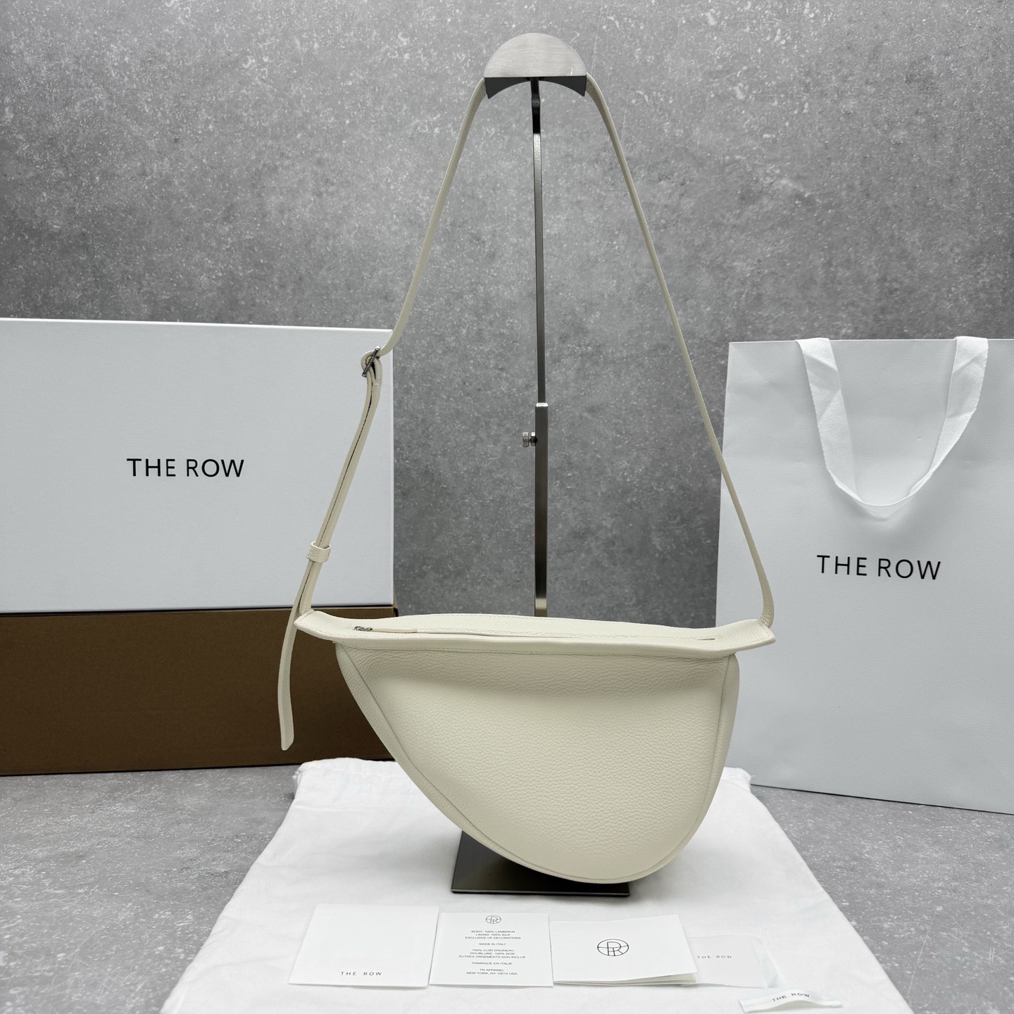 Сумка женская в стиле The Row Banana Bag из натуральной кожи белого цвета