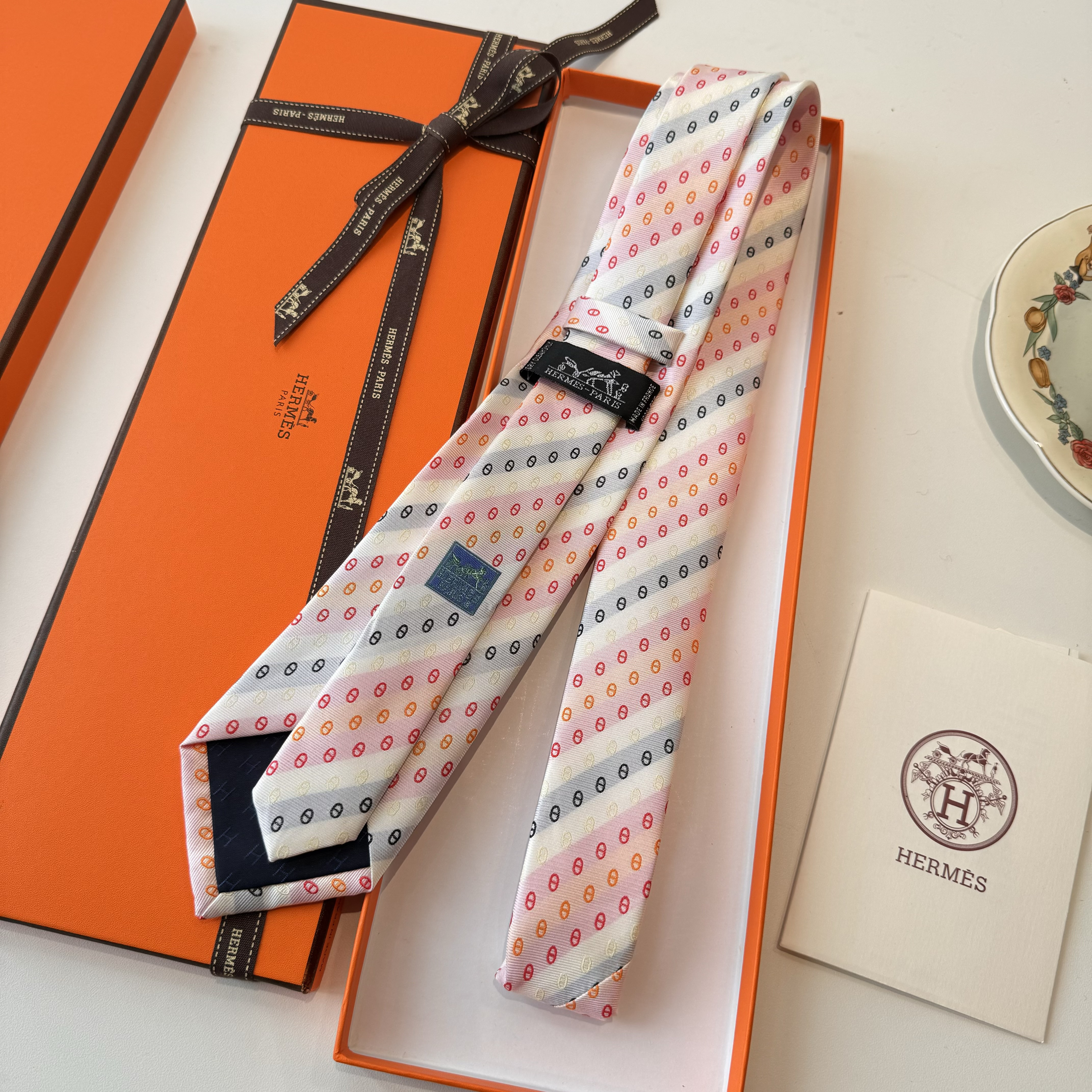 Галстук мужской в стиле Hermès белого цвета с диагональным узором