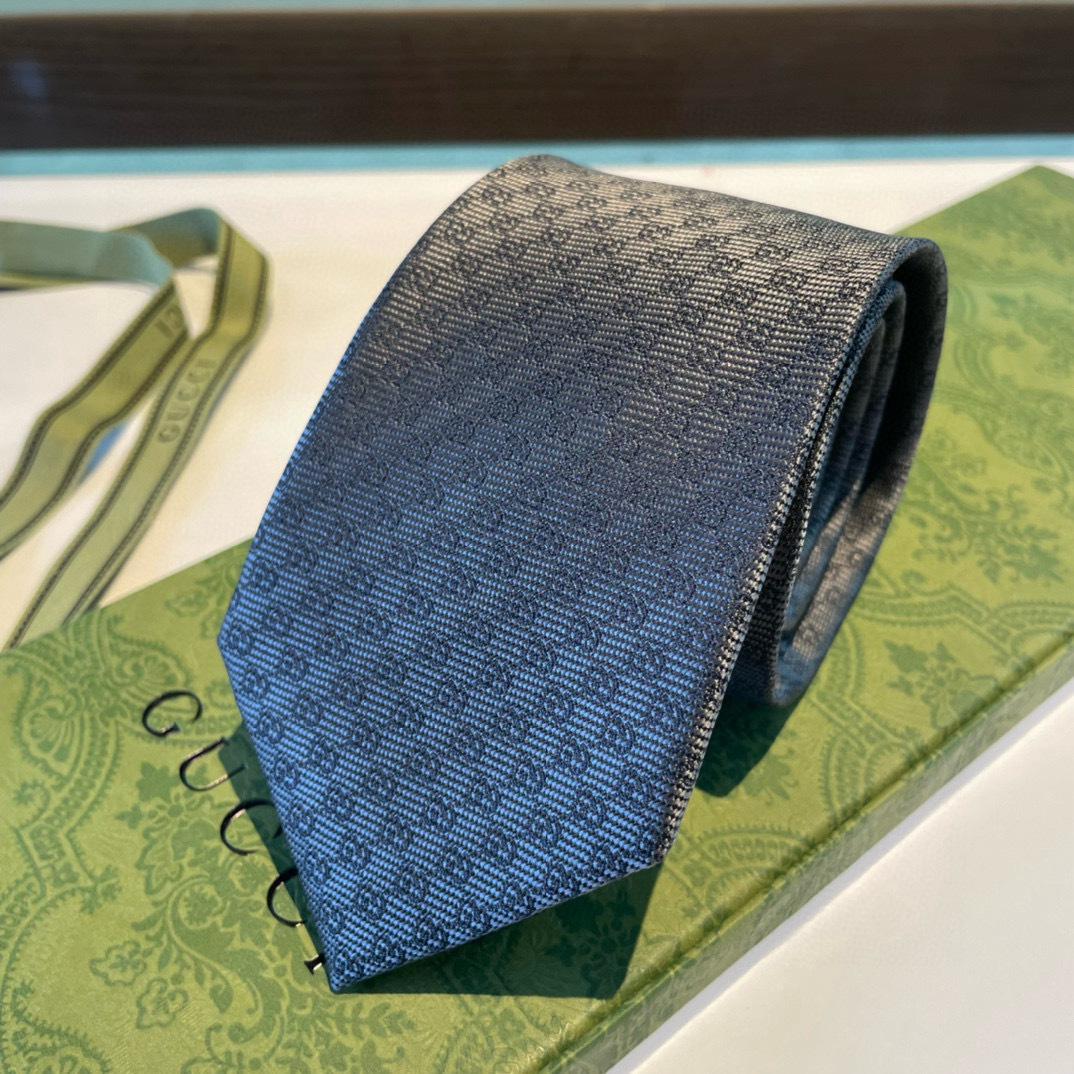 Галстук мужской в стиле Gucci серого цвета с жаккардовым узором GG