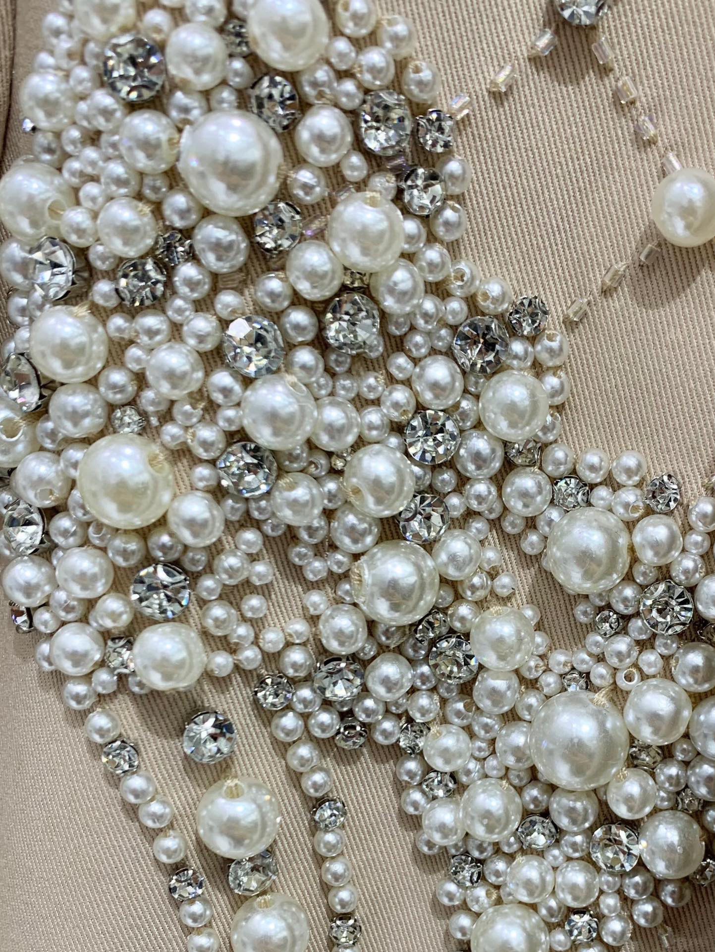 Жакет женский в стиле Balmain из плотной костюмной ткани бежевого цвета с ручной жемчужной вышивкой