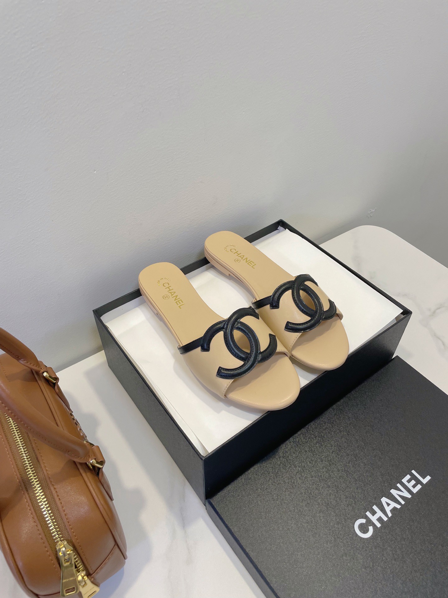 Мюли женские в стиле Chanel 26 с логотипом CC из натуральной кожи бежевого цвета
