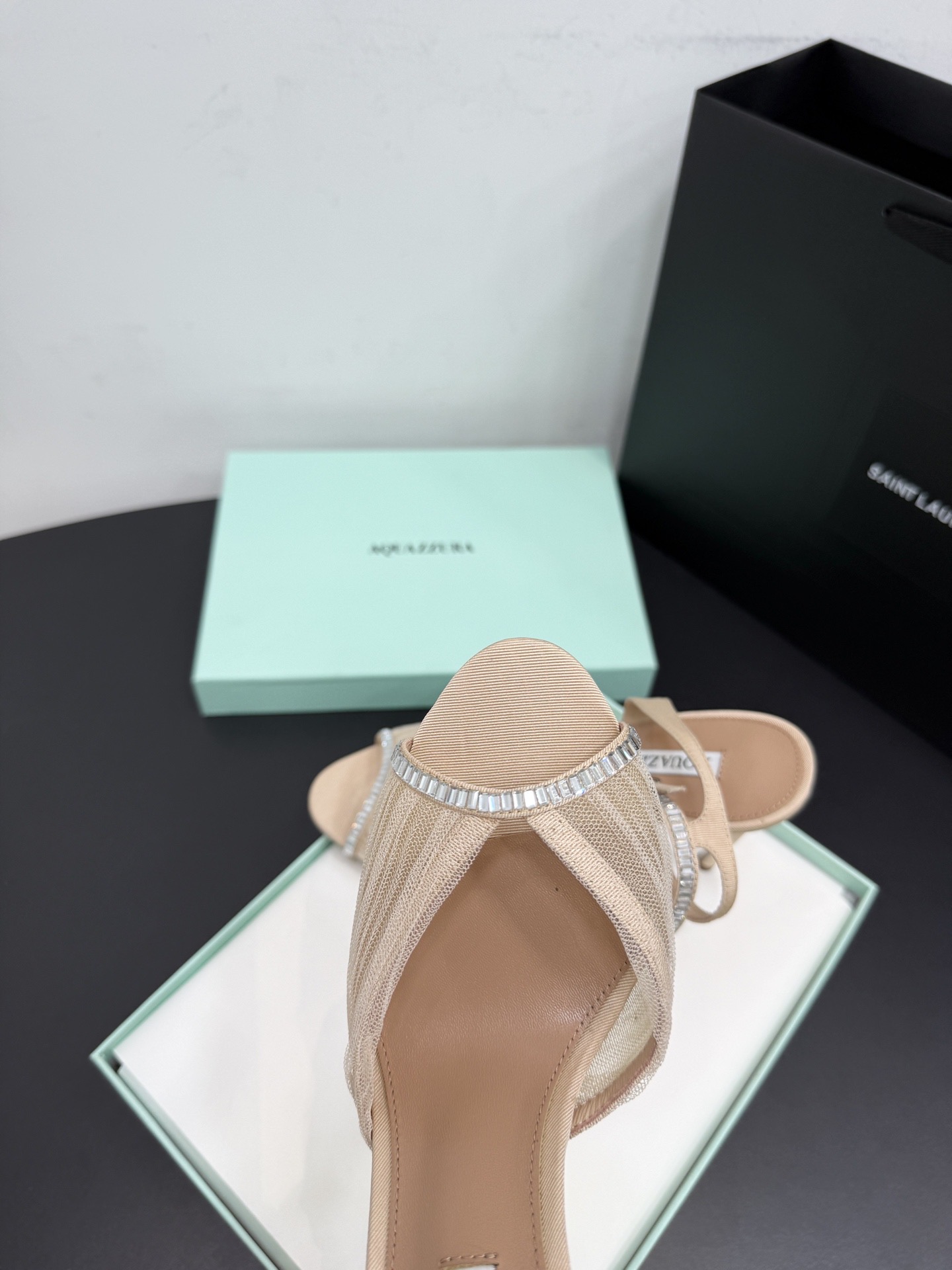 Босоножки женские Aquazzura бежевого цвета