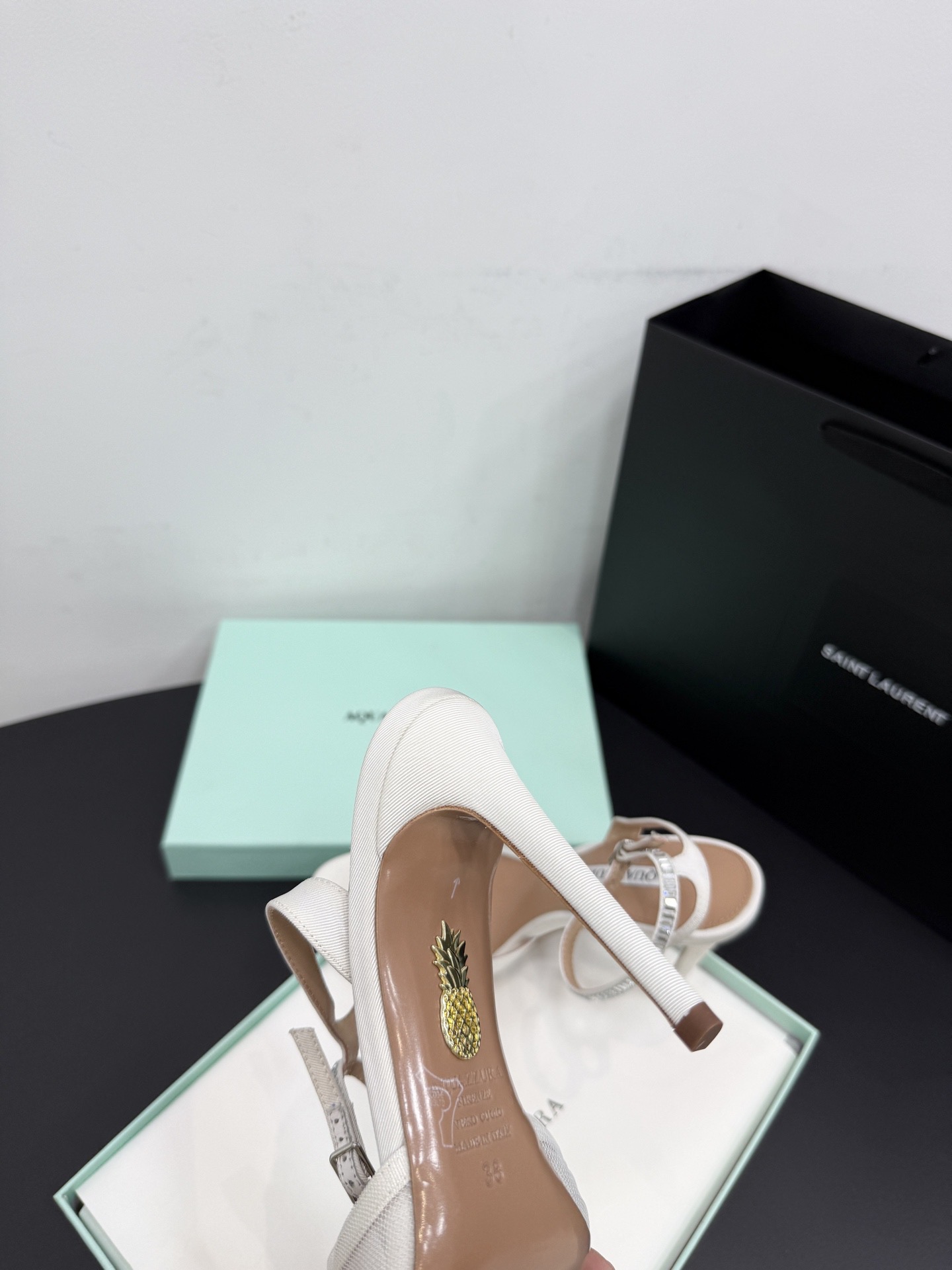 Босоножки женские Aquazzura белого цвета