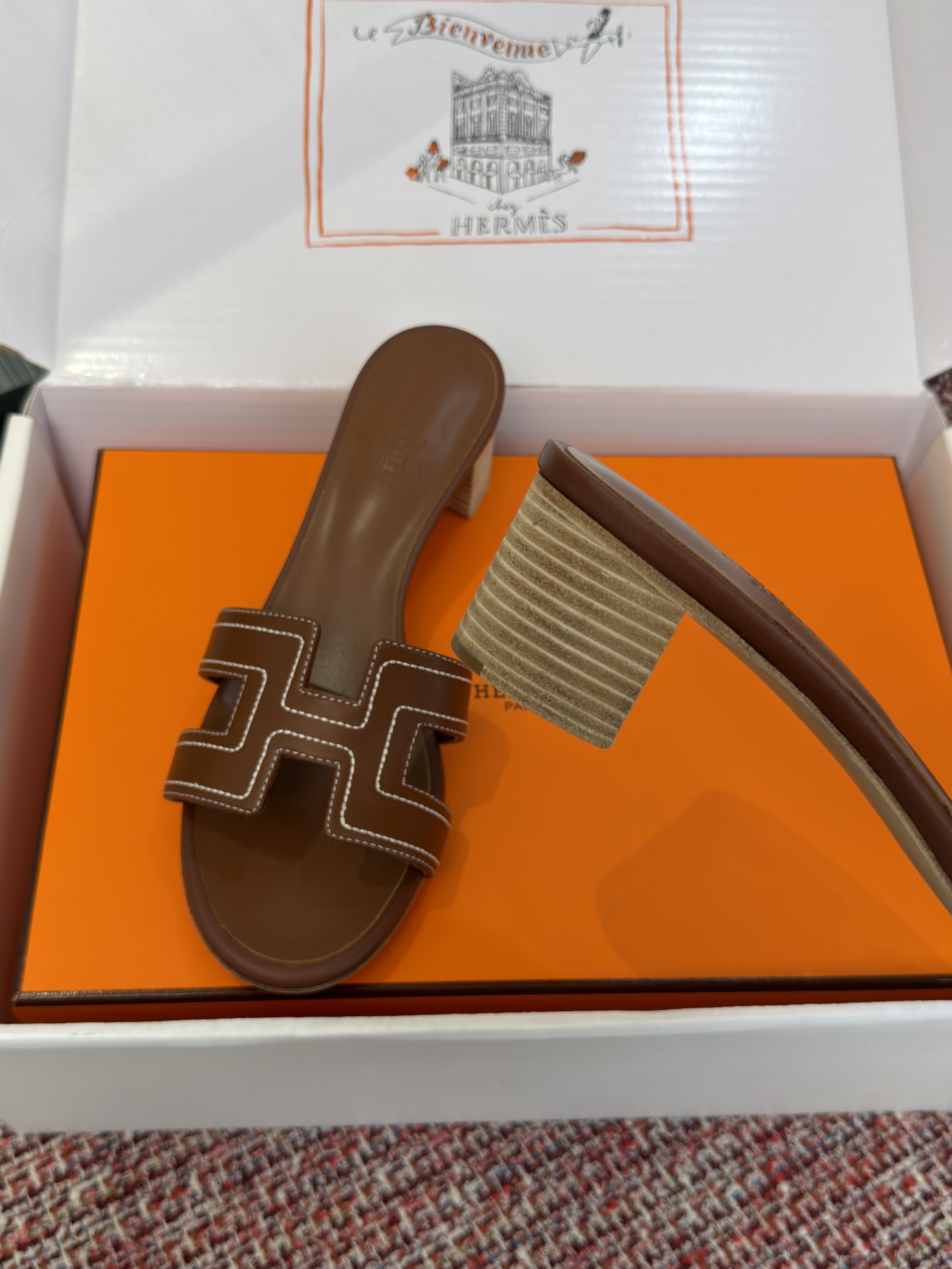 Шлёпанцы женские Hermès Oran коричневого цвета на каблуке