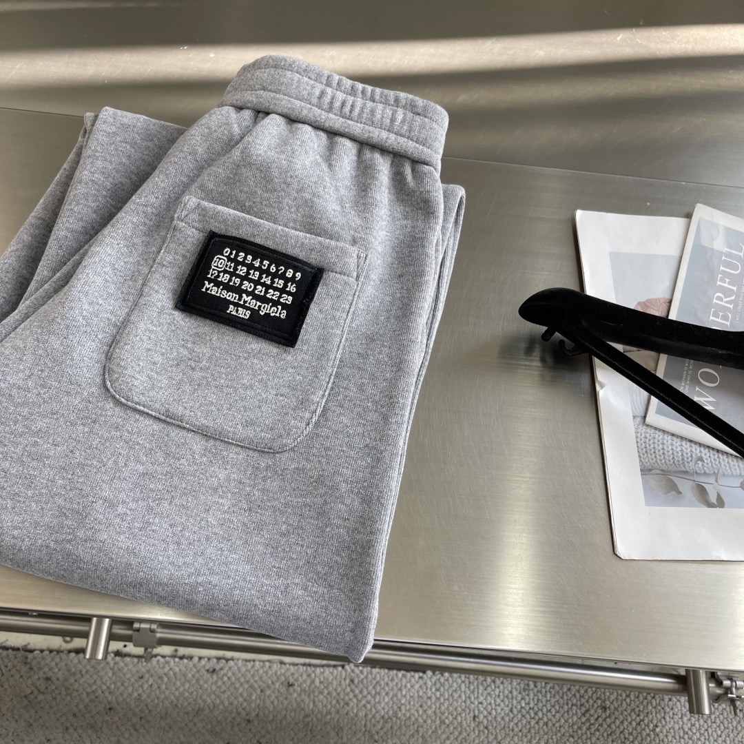 Брюки утеплённые мужские в стиле MM6 Maison Margiela из трикотажа серого цвета с флисовой подкладкой