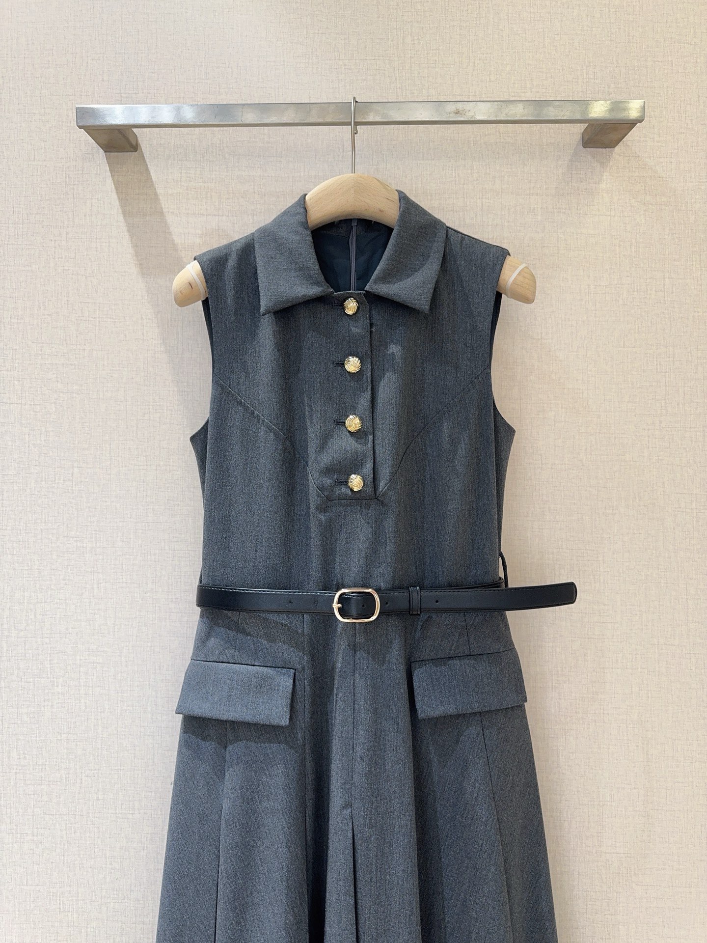 Платье женское в стиле Self-Portrait серо-синего цвета миди без рукавов с поясом