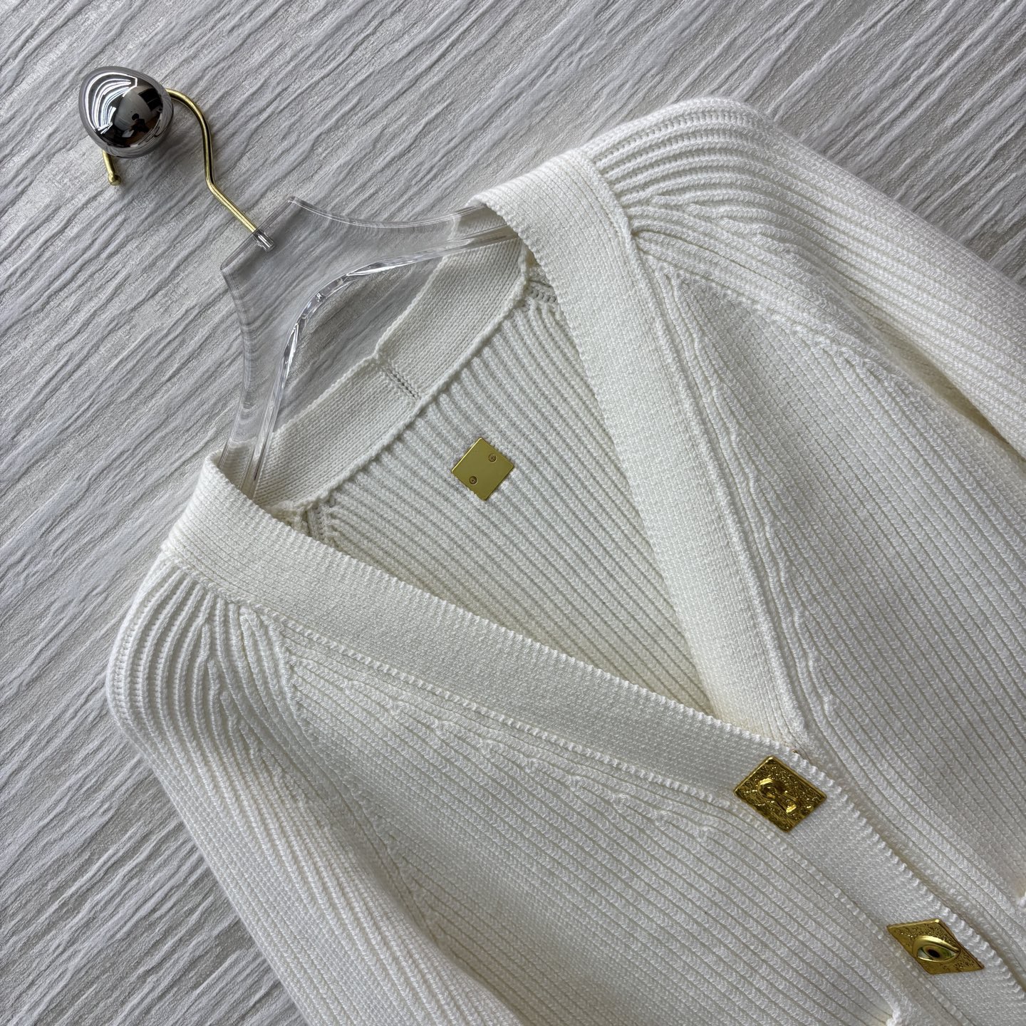 Кардиган женский в стиле Schiaparelli молочного цвета с декоративными пуговицами