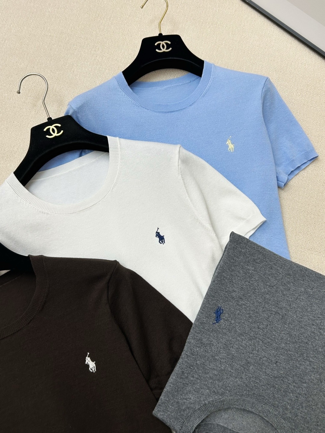 Футболка женская Ralph Lauren в голубом, белом, тёмно-коричневом, сером и чёрном цветах с вышитым логотипом