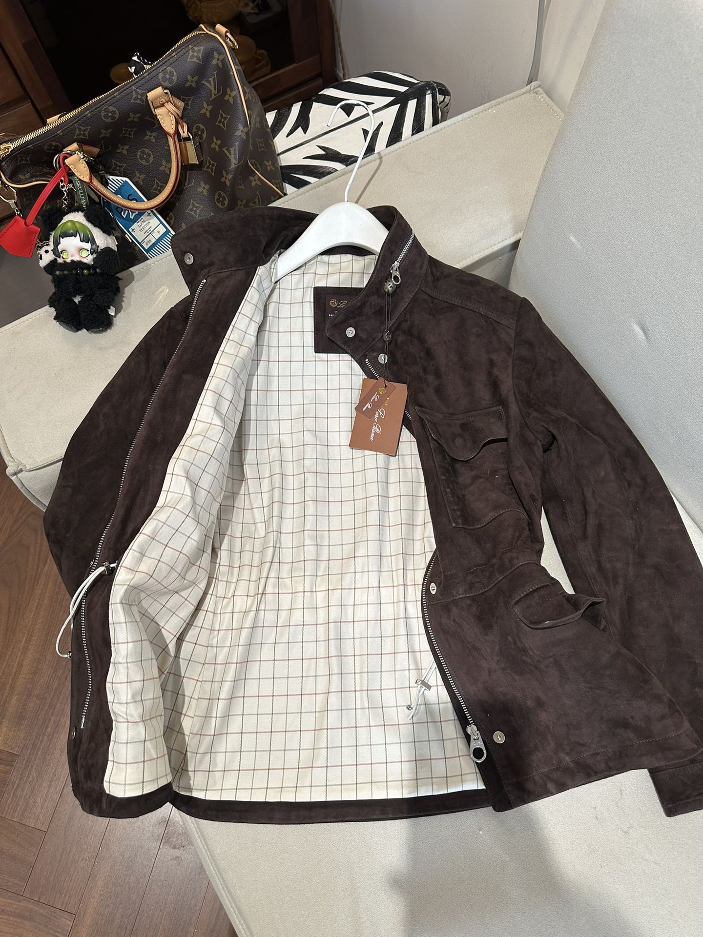 Куртка женская в стиле Loro Piana из натуральной замши тёмно-коричневого цвета с поясом