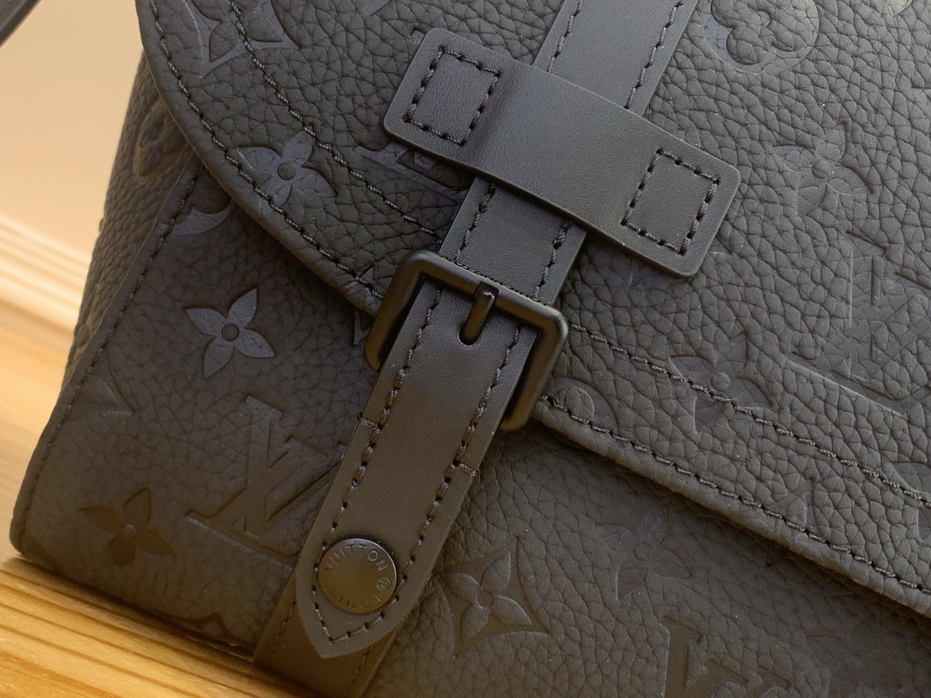Сумка унисекс в стиле Louis Vuitton Christopher Messenger чёрная Empreinte