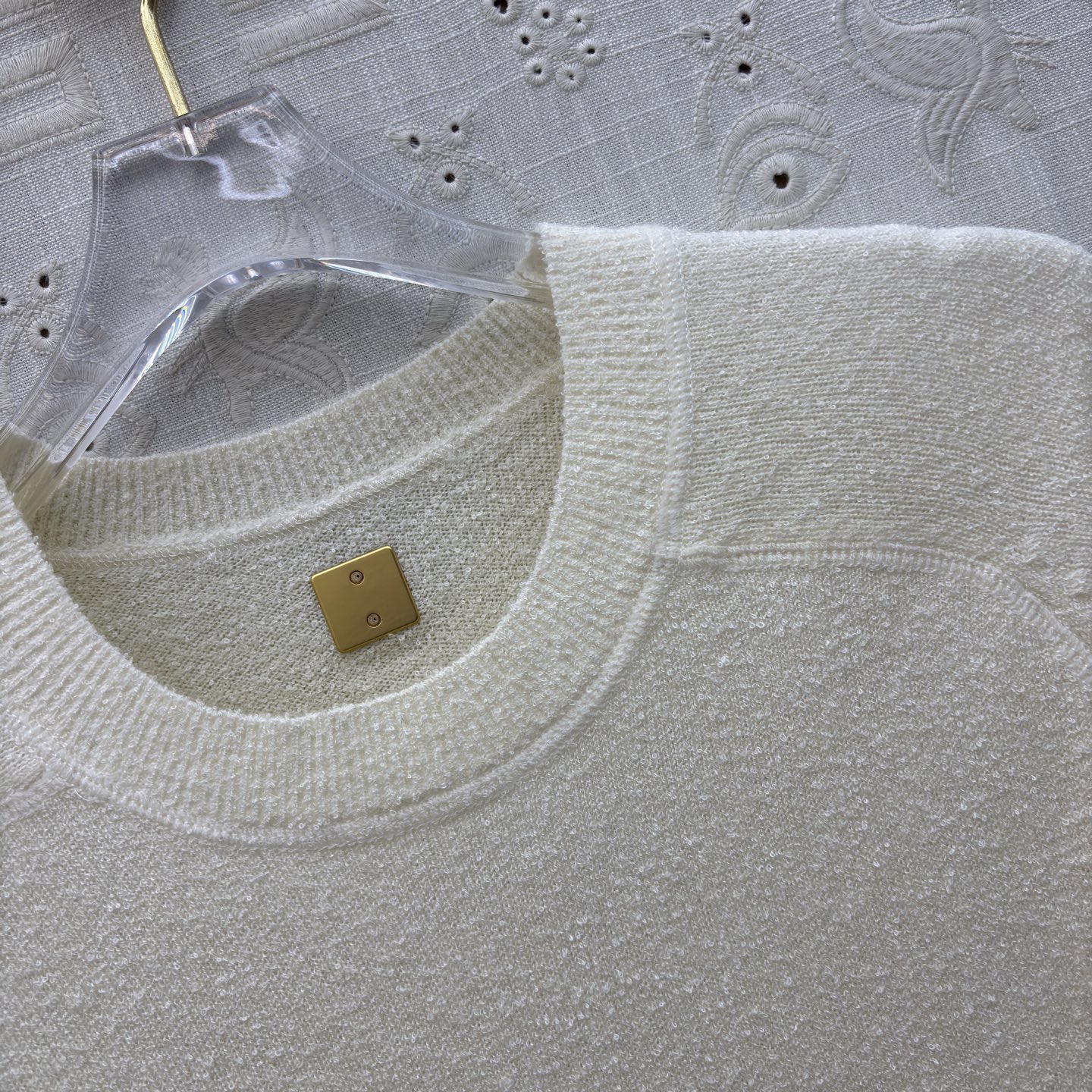 Футболка женская в стиле Schiaparelli молочного цвета с контрастной отделкой швов