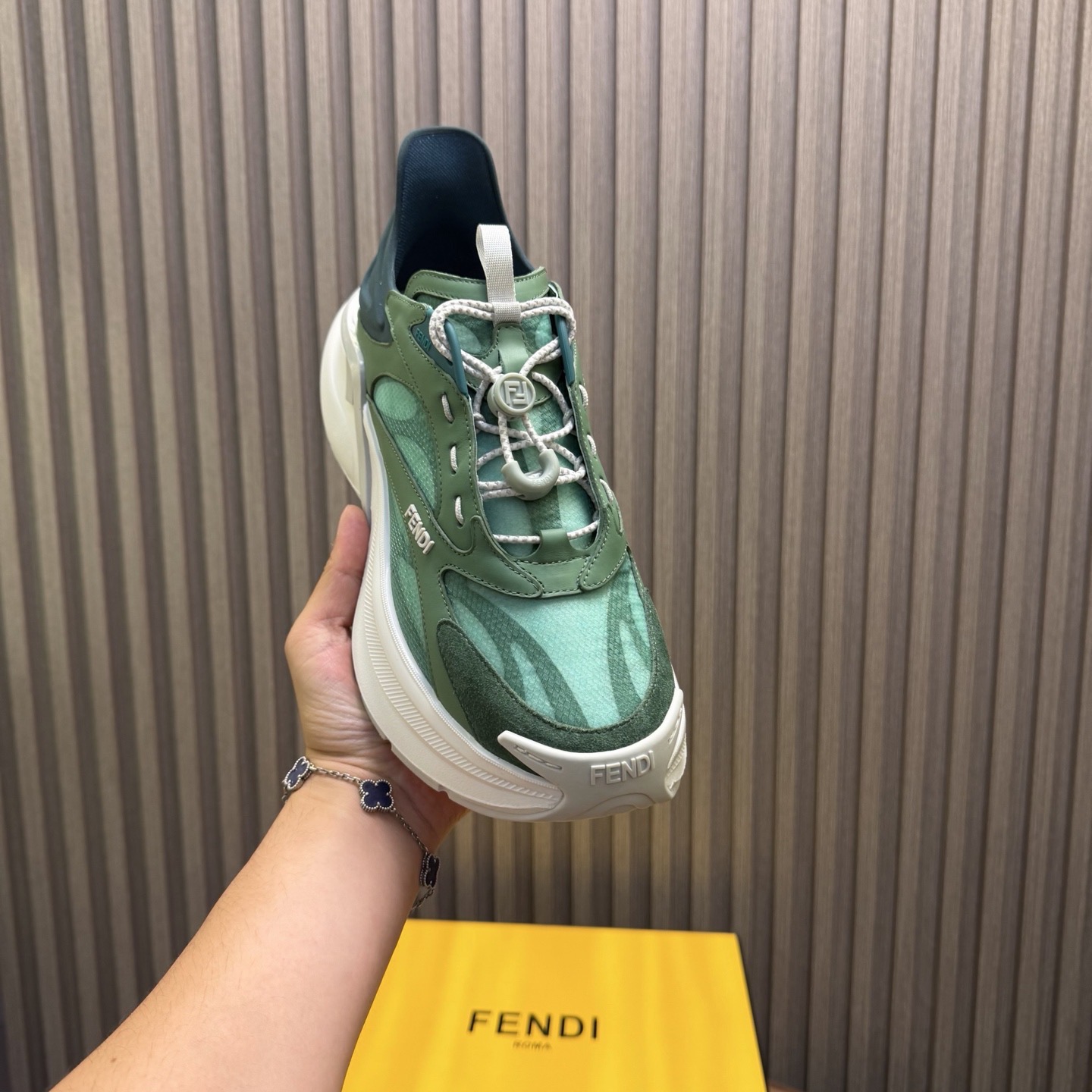 Кроссовки мужские в стиле Fendi F-Light зеленого цвета