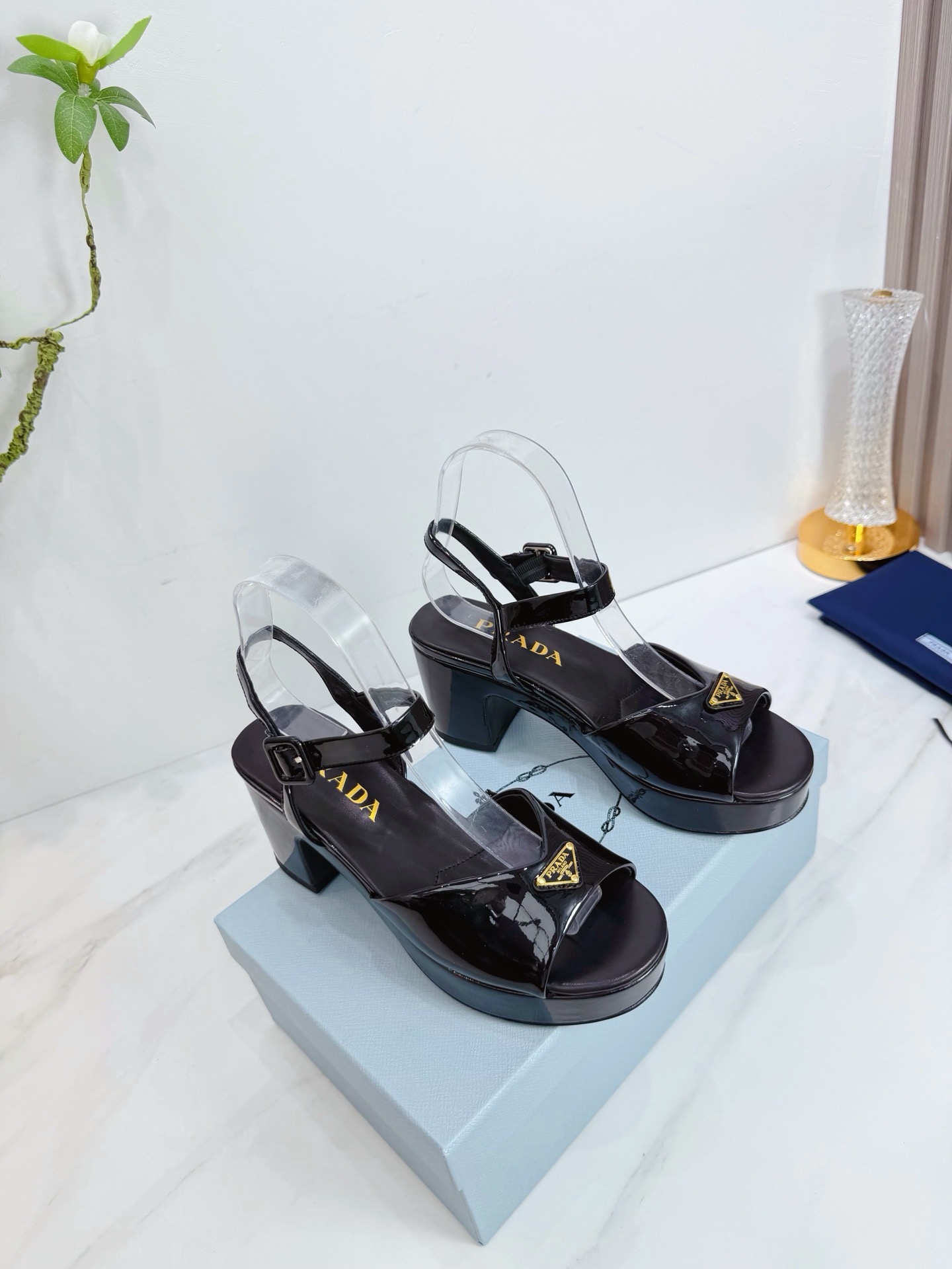 Босоножки женские в стиле Prada из лаковой натуральной кожи черного цвета