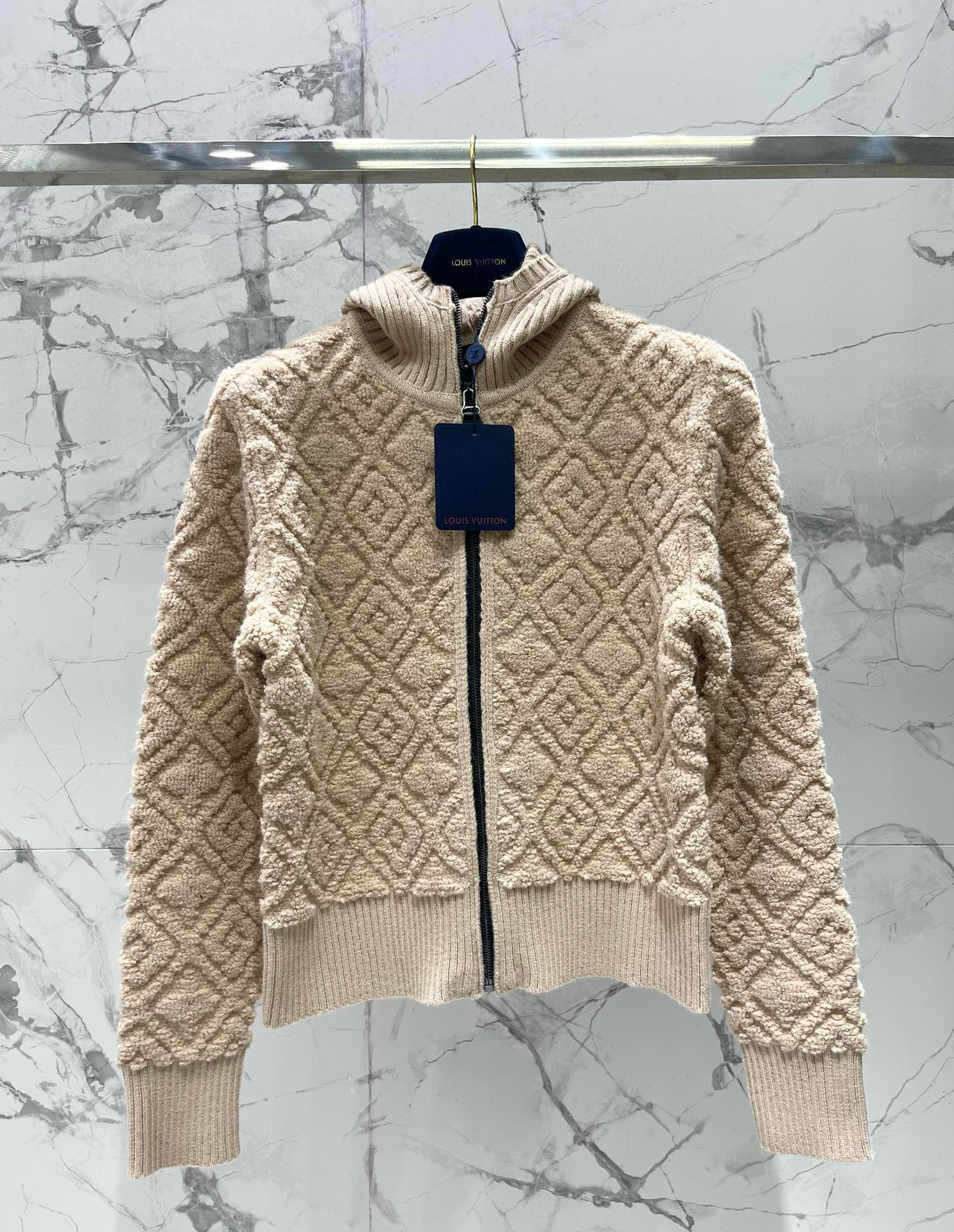 Кардиган женский в стиле Louis Vuitton из трикотажа с фактурной вязкой, бежевого цвета