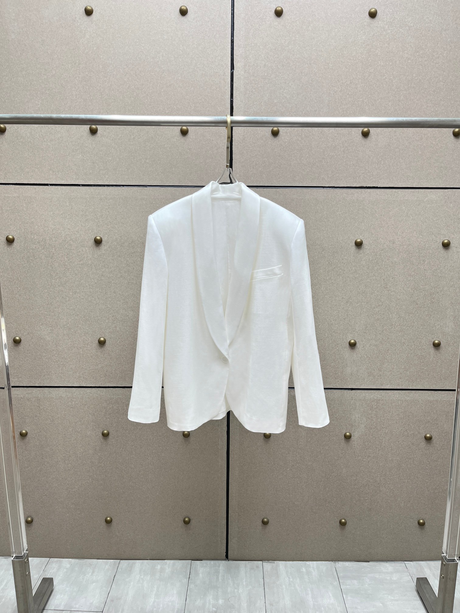 Пиджак женский в стиле Loro Piana белого цвета льняной с классическим кроем
