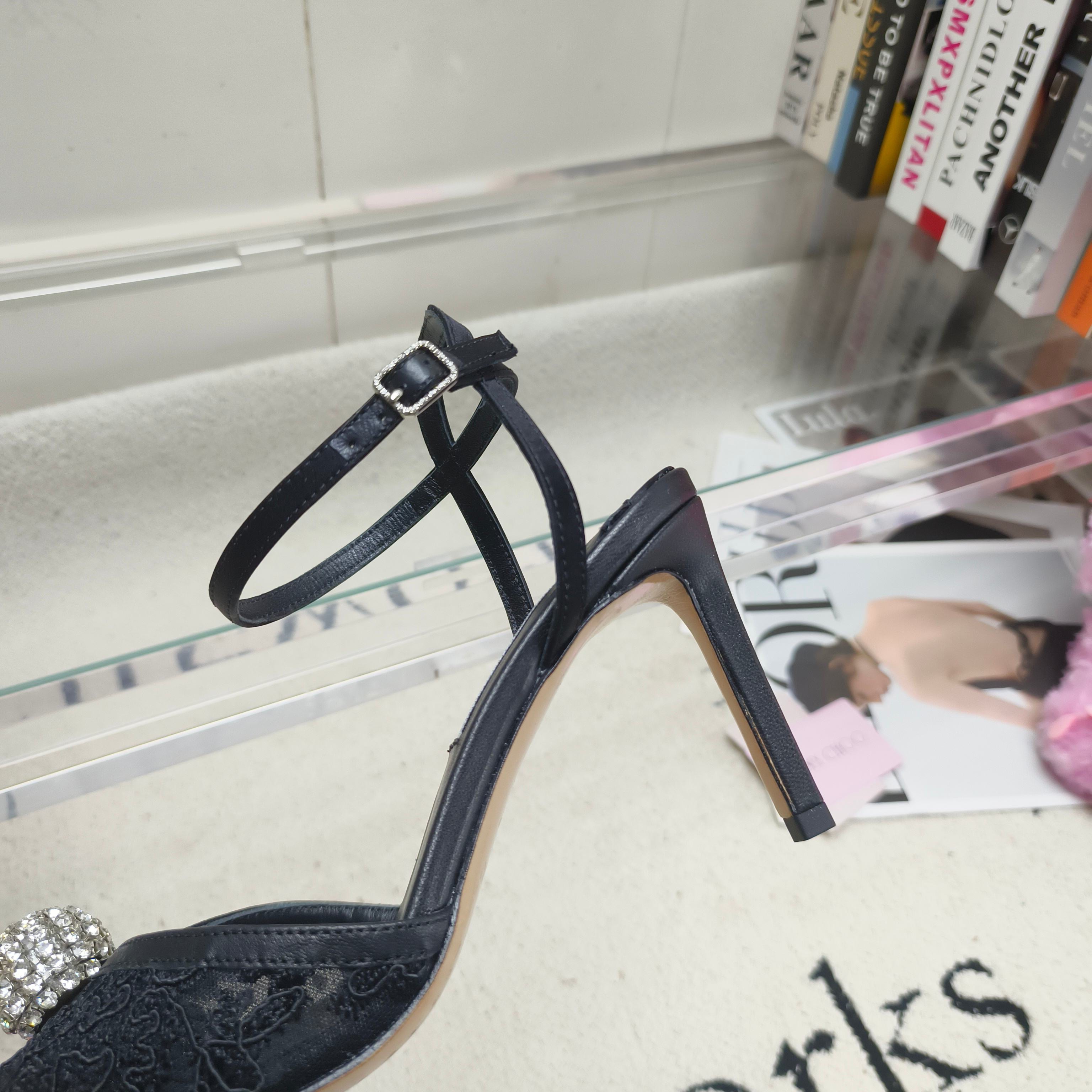 Босоножки женские в стиле Jimmy Choo черного цвета