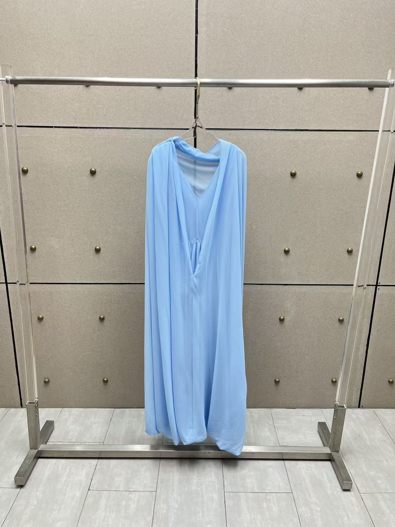 Платье женское в стиле Jacquemus из струящейся ткани голубого цвета с драпировкой и открытой спиной