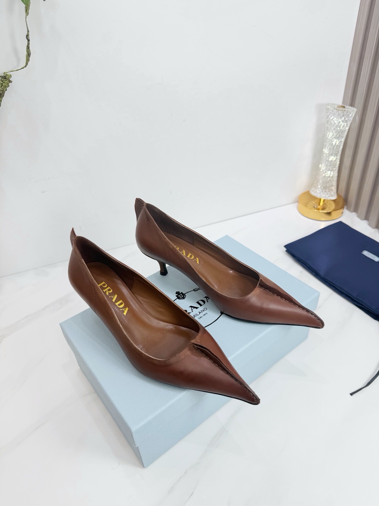 Туфли женские в стиле Prada из натуральной кожи коричневого цвета
