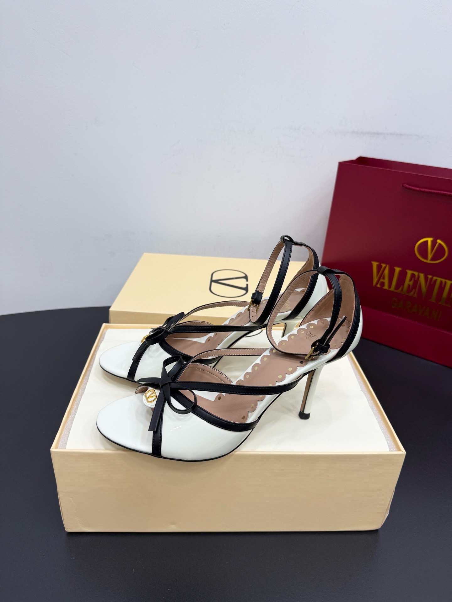 Босоножки женские в стиле Valentino Garavani бело-черного цвета