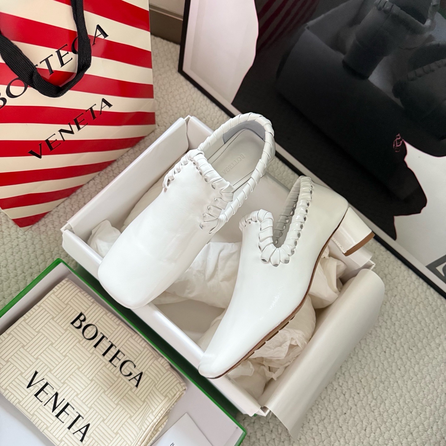 Лоферы женские в стиле Bottega Veneta Sabato белого цвета