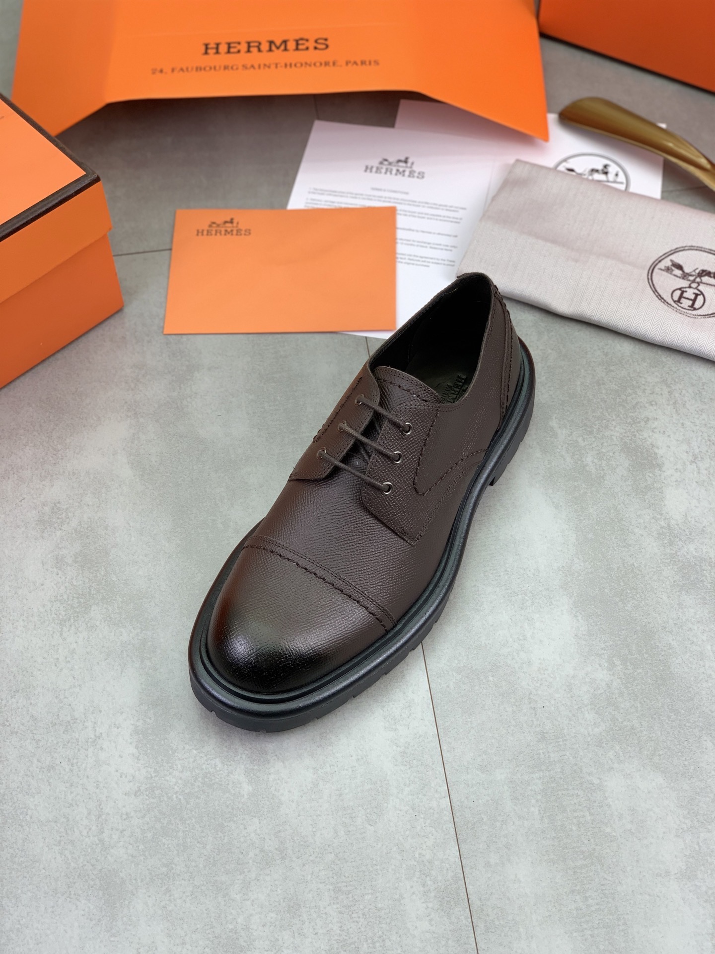 Дерби мужские в стиле Hermes из натуральной зернистой кожи коричневого цвета