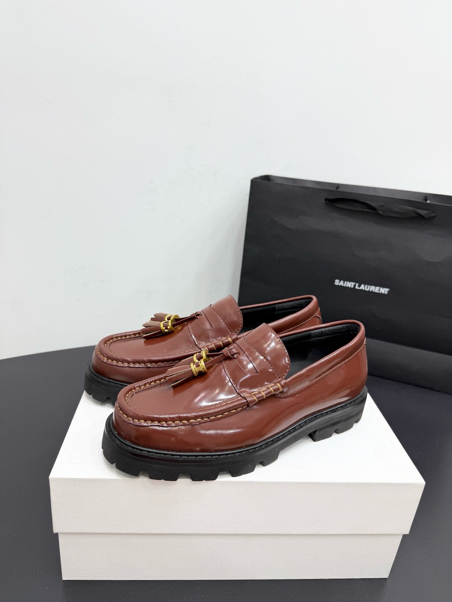 Лоферы женские в стиле Celine Triomphe из натуральной кожи коричневого цвета