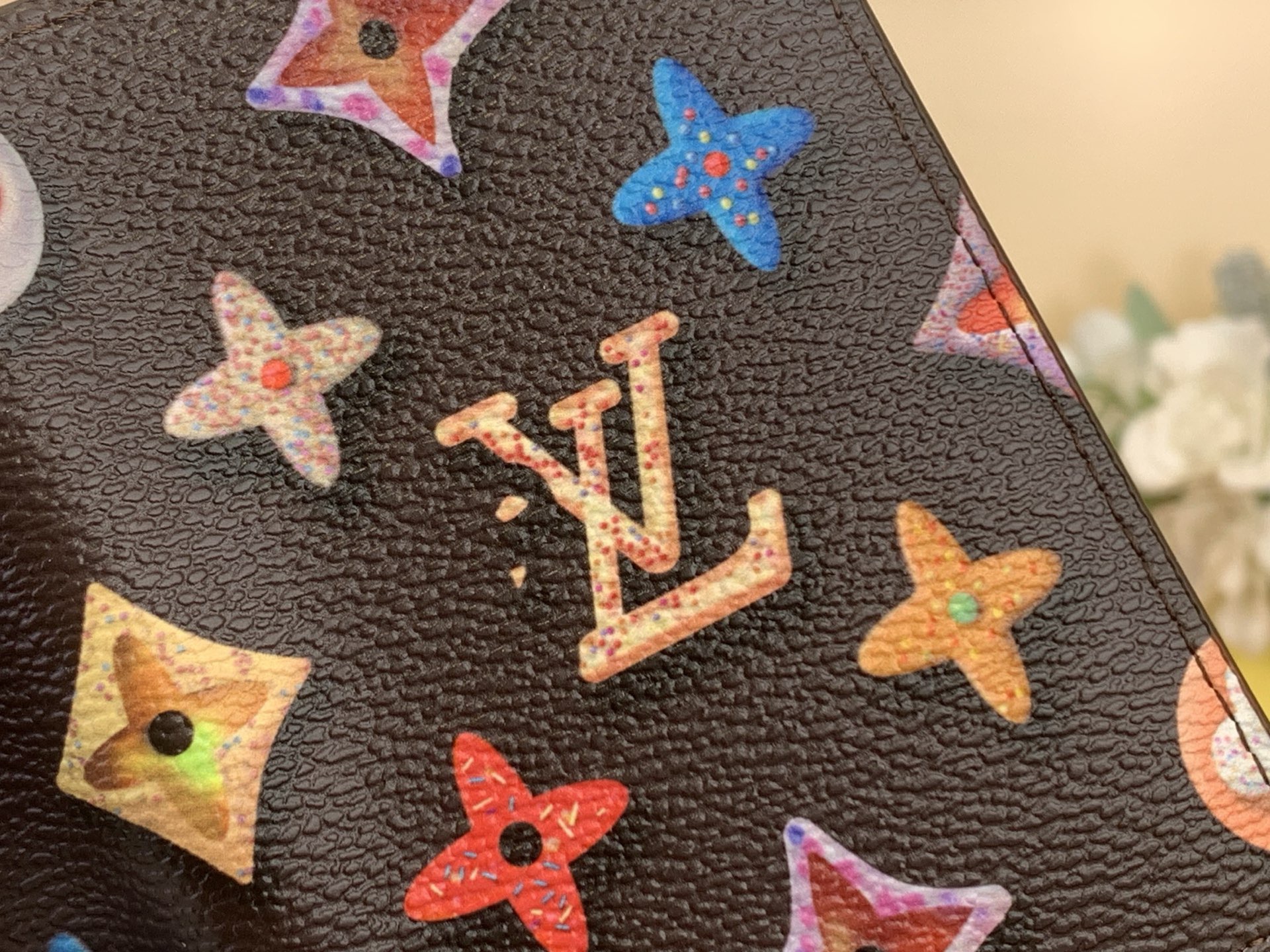 Портмоне унисекс в стиле Louis Vuitton Monogram Donuts компактный коричневого цвета