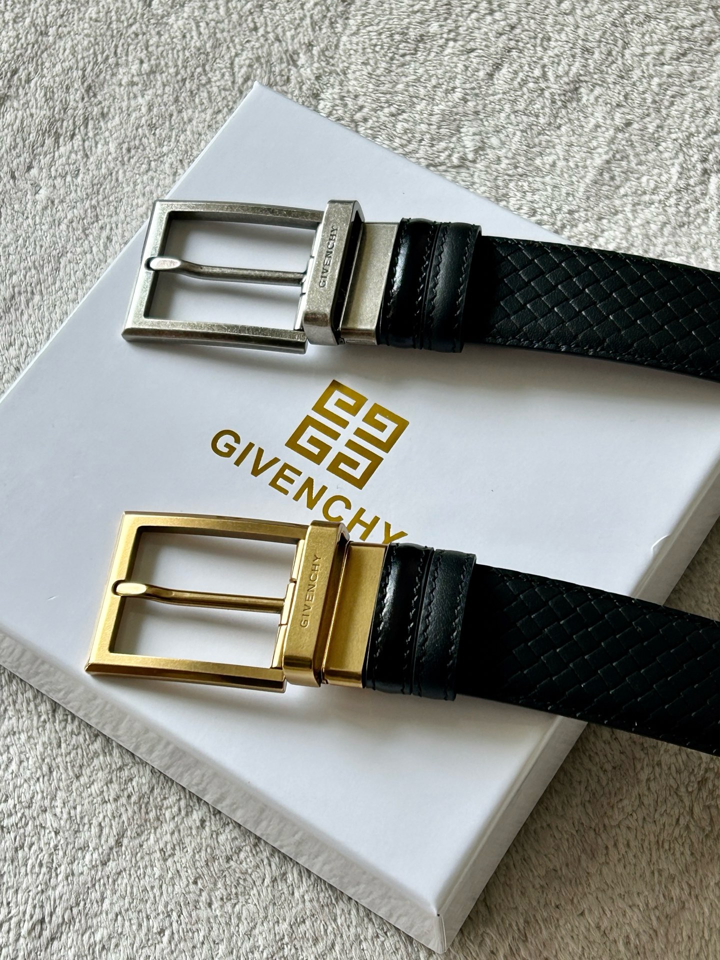 Ремень мужской Givenchy чёрного цвета и пряжкой стального цвета