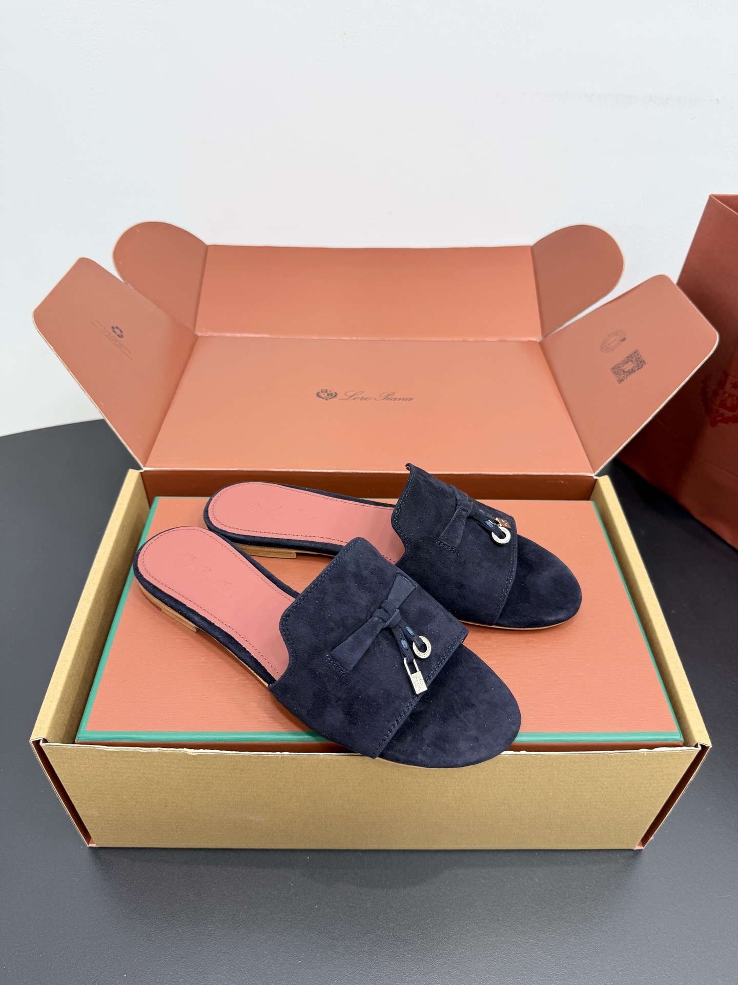 Шлепанцы женские в стиле Loro Piana My Charms темно-синего цвета