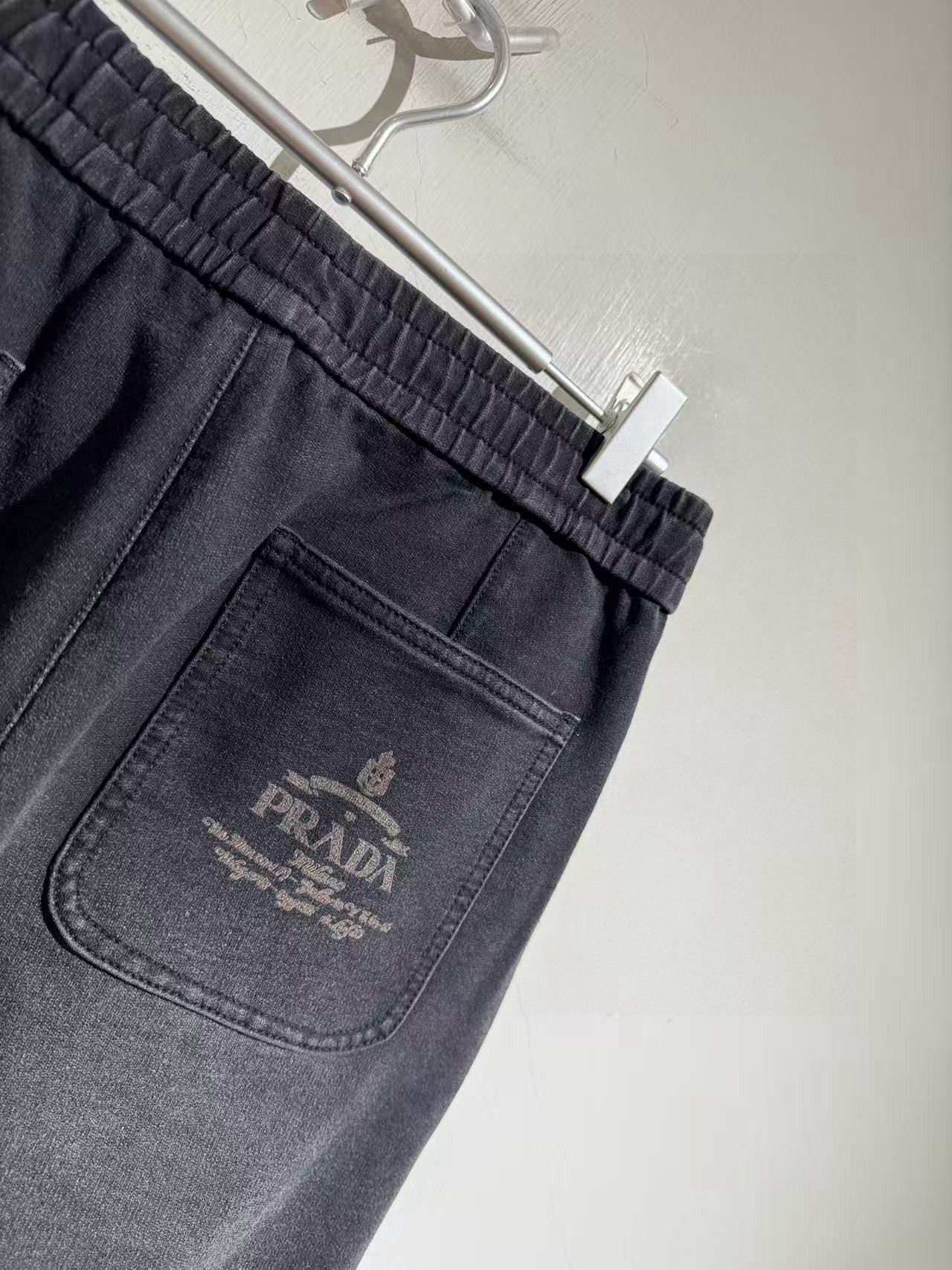 Брюки мужские в стиле Prada из денима тёмно-серого цвета с эластичным поясом