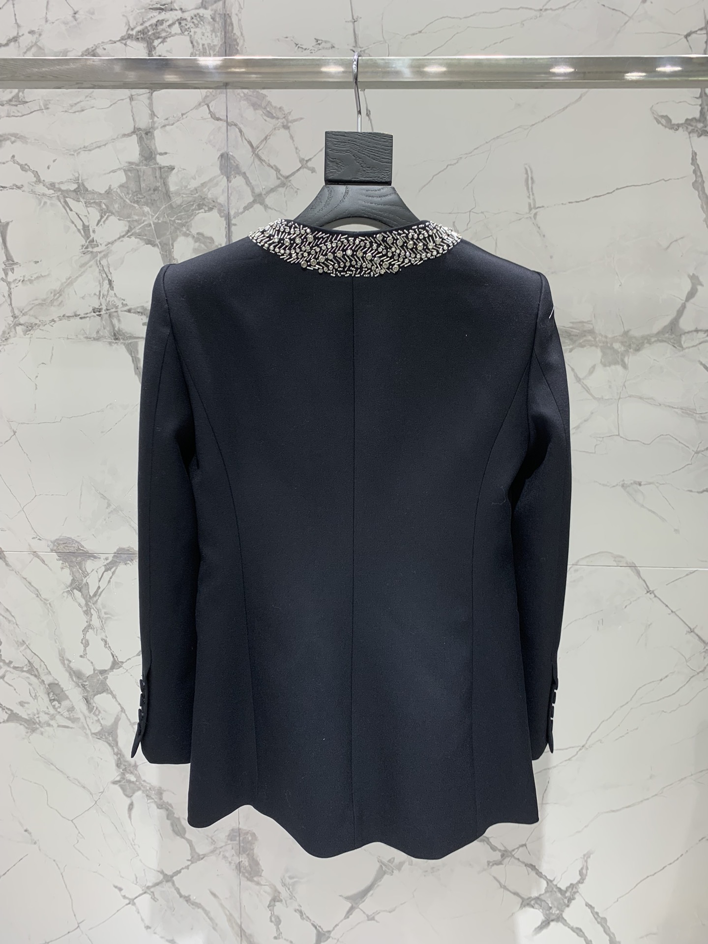 Платье-пиджак женское в стиле Saint Laurent из плотной костюмной ткани тёмно-синего цвета с жемчужным декором