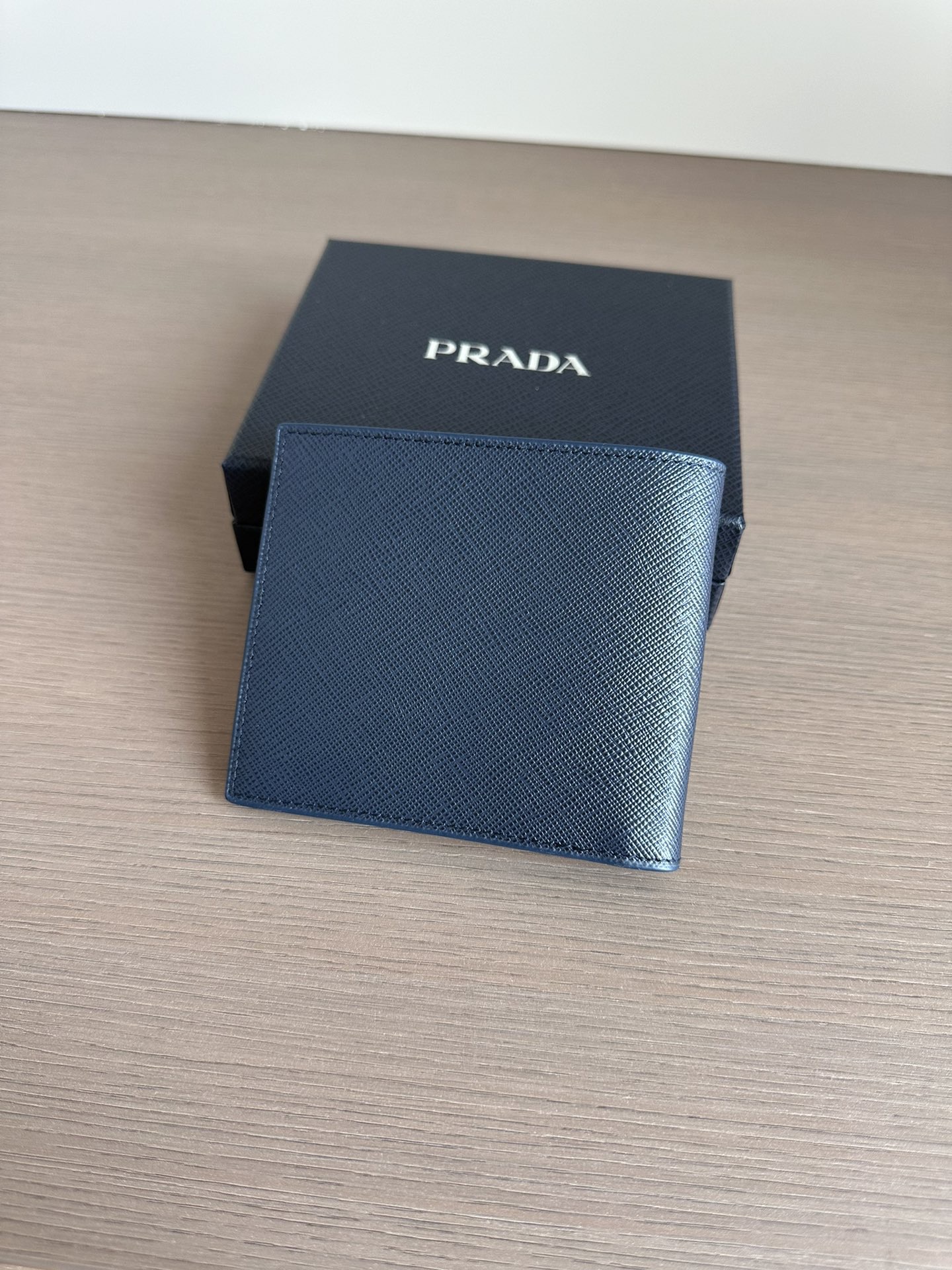Кошелёк в стиле Prada с тиснением