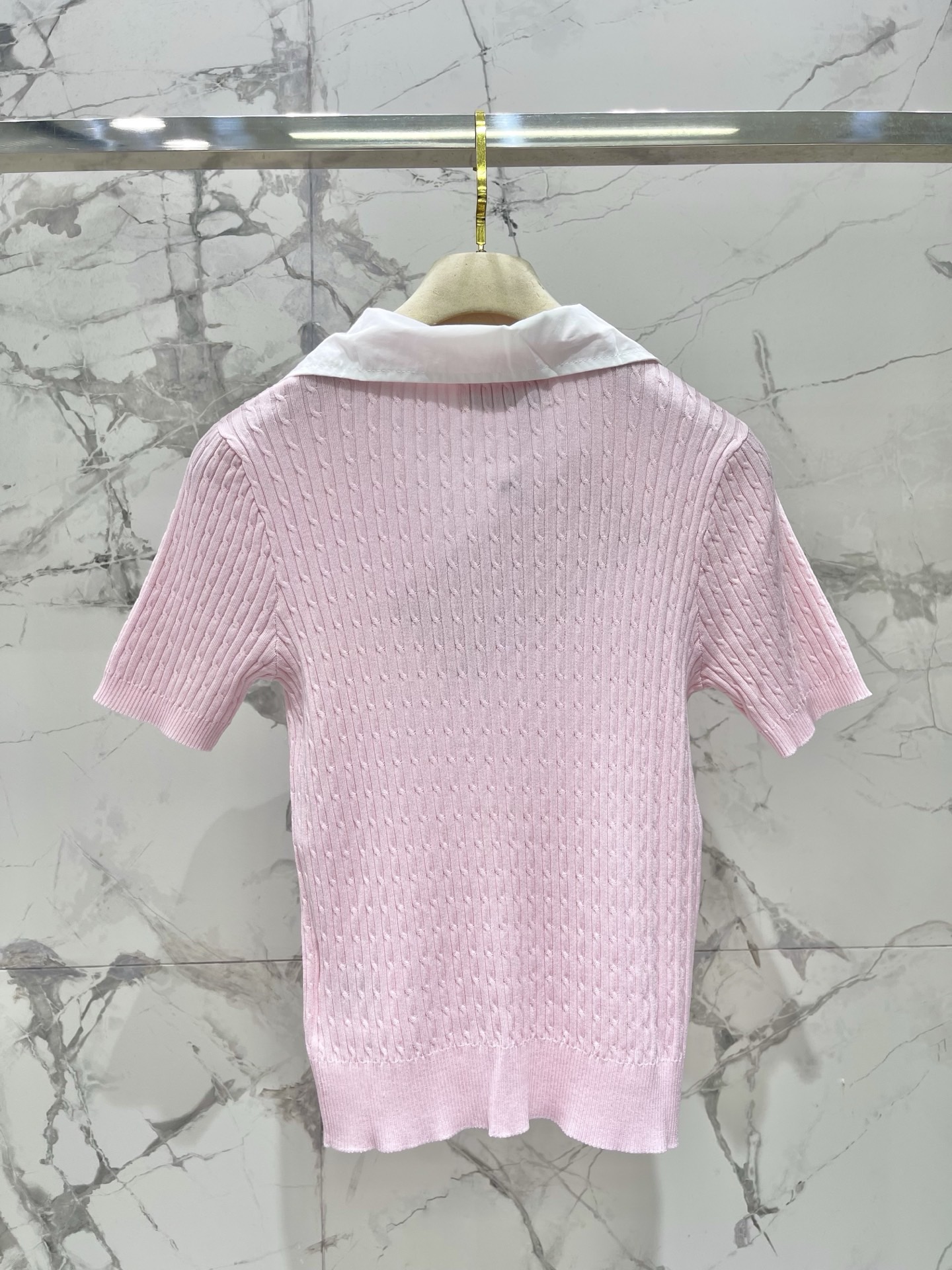 Топ женский в стиле Miu Miu вязаный с отложным воротником с коротким рукавом розового цвета